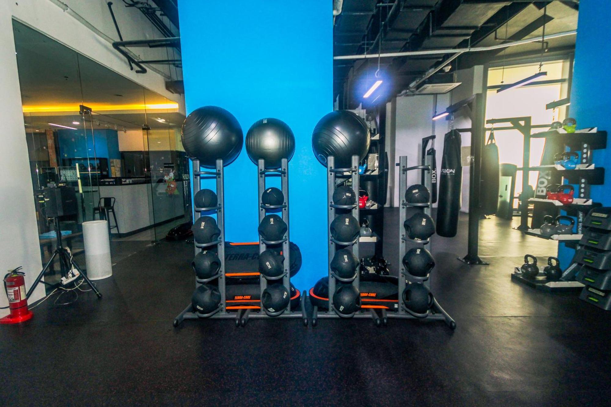 Apartment The Quirk Air Makati Swim Gym Park Eat Laugh 3301