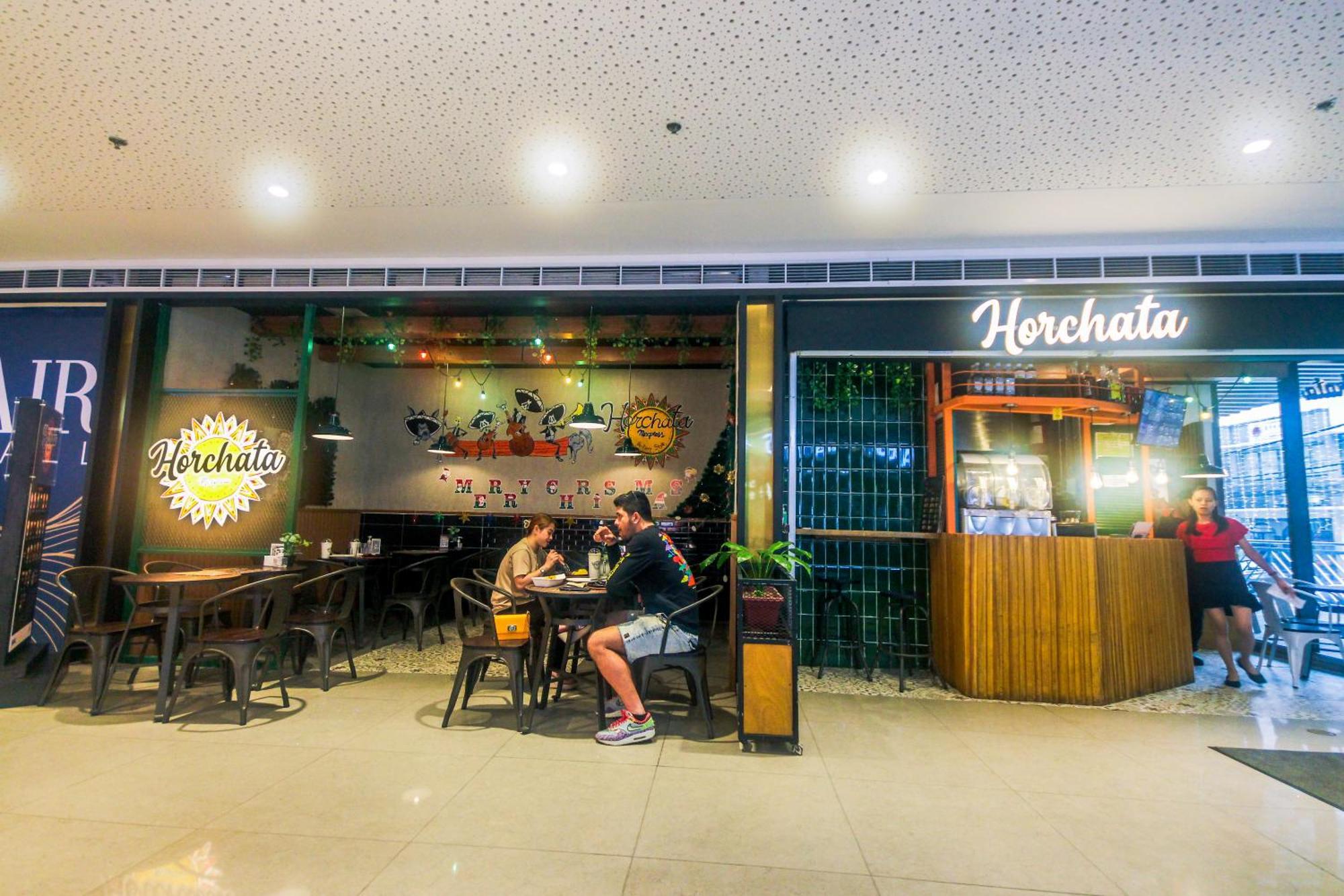 Apartment The Quirk Air Makati Swim Gym Park Eat Laugh 3301