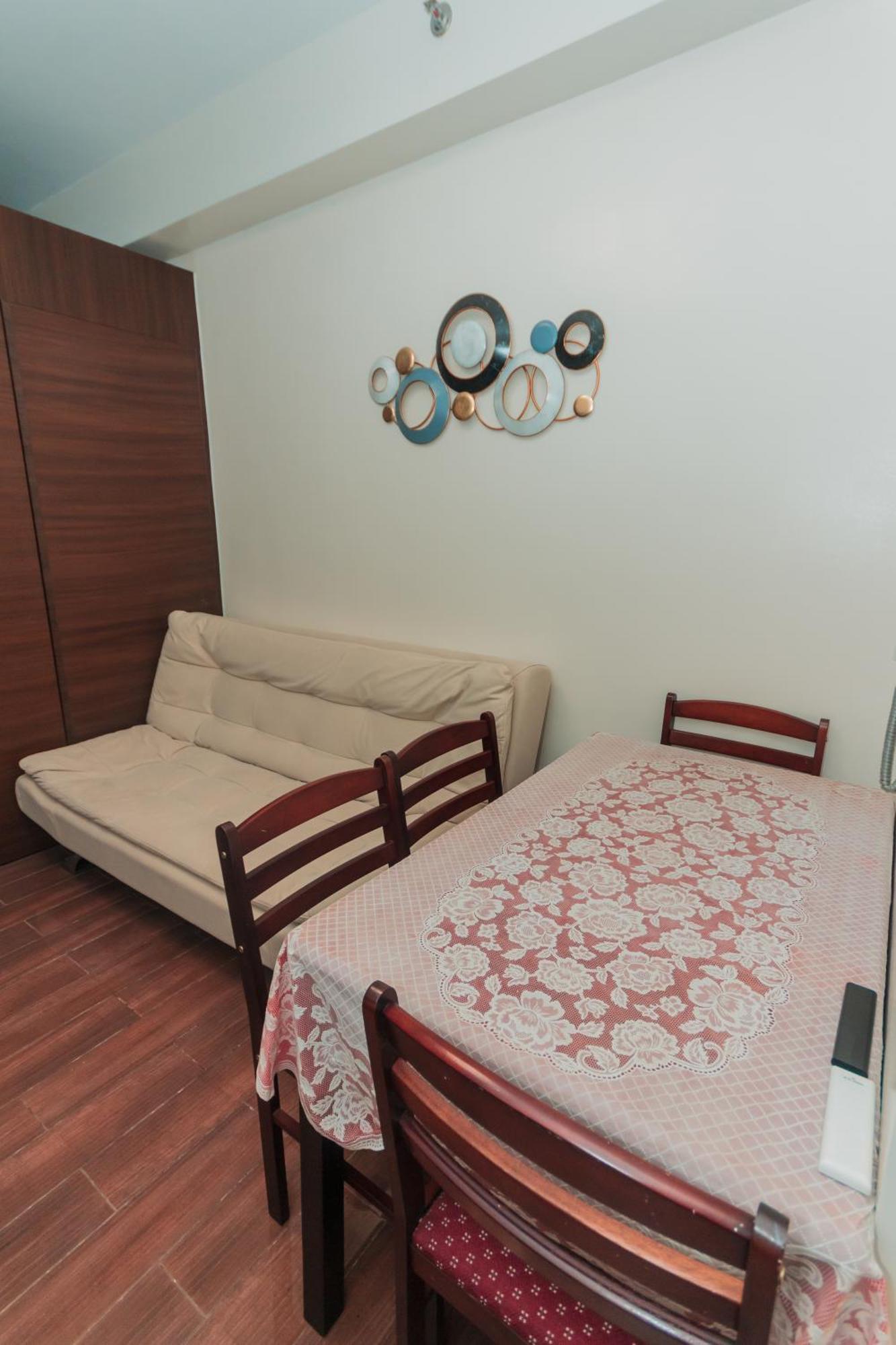The Quirk Air Makati Swim Gym Park Eat Laugh 3301 Apartment