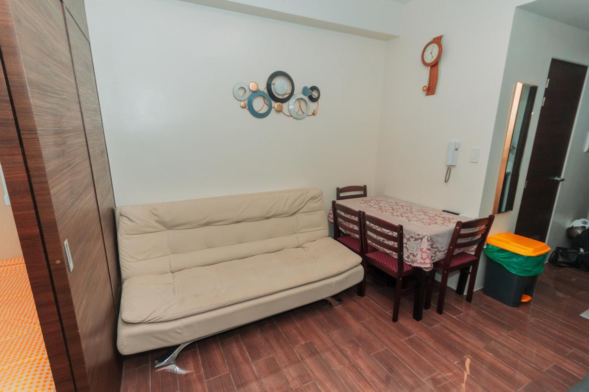 The Quirk Air Makati Swim Gym Park Eat Laugh 3301 Apartment