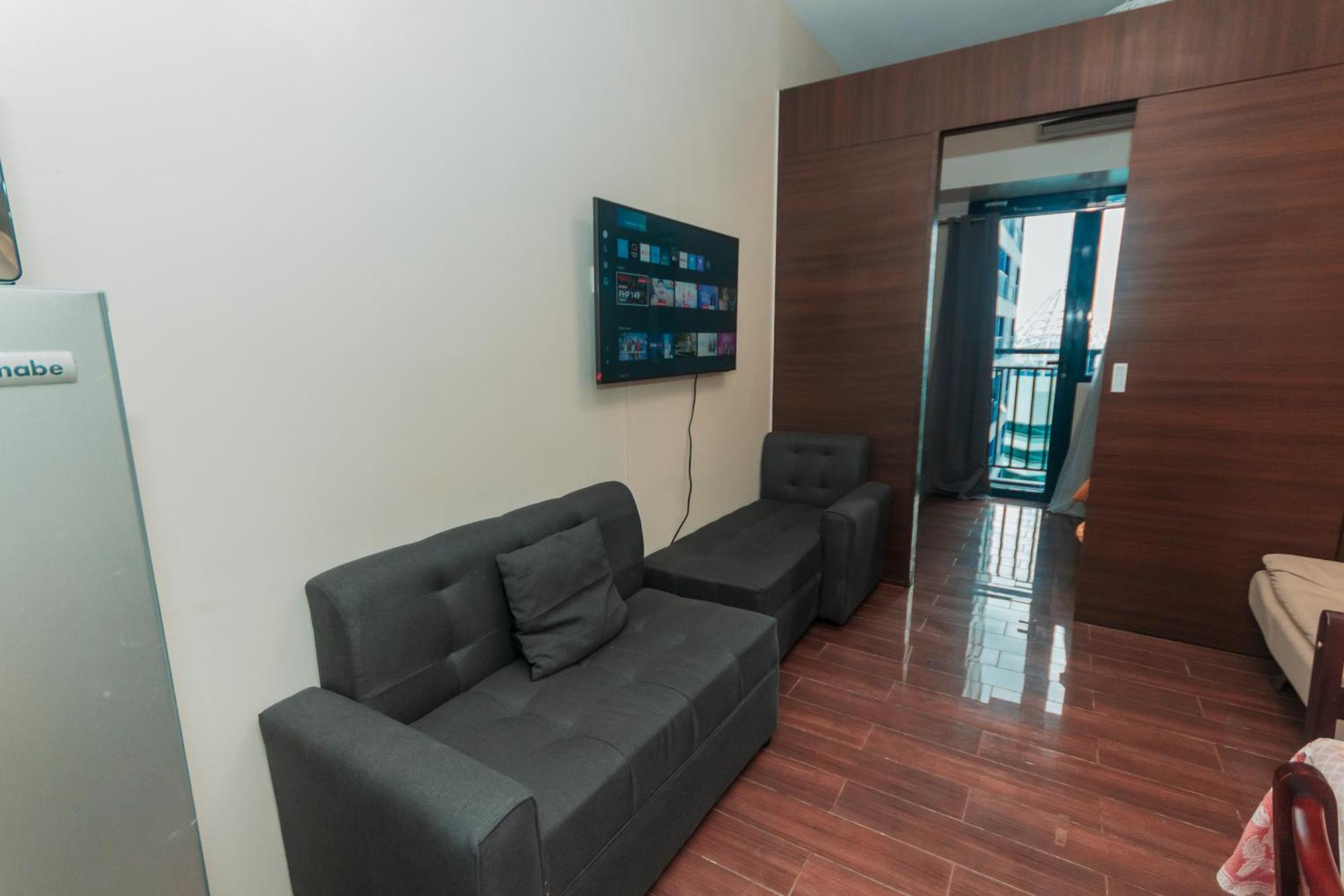 The Quirk Air Makati Swim Gym Park Eat Laugh 3301 Apartment *