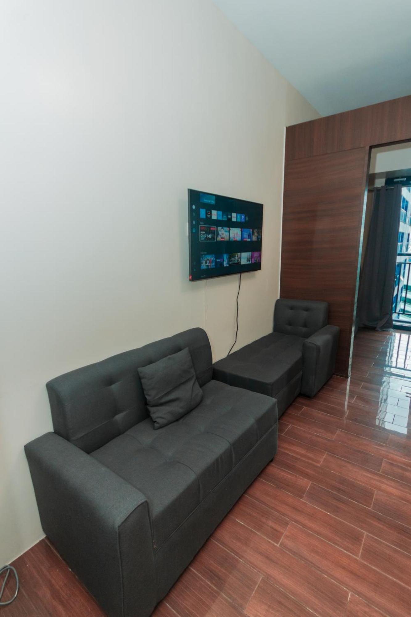 The Quirk Air Makati Swim Gym Park Eat Laugh 3301 Apartment