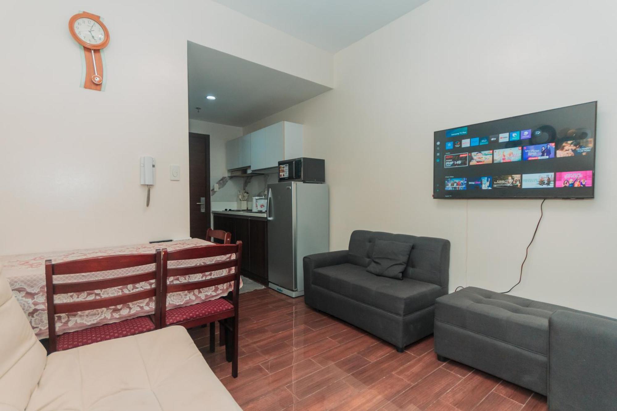 The Quirk Air Makati Swim Gym Park Eat Laugh 3301 Apartment *