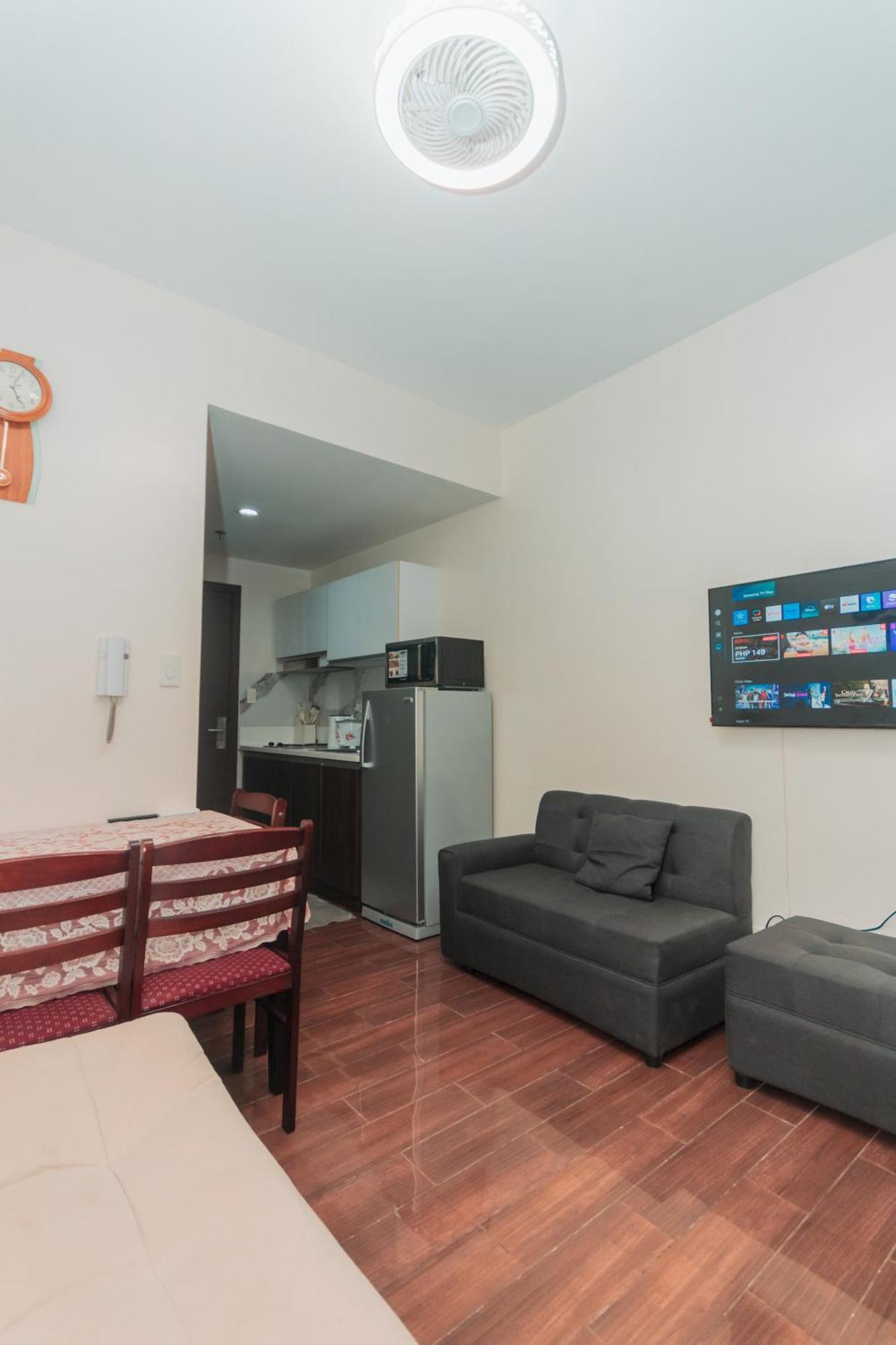 Apartment The Quirk Air Makati Swim Gym Park Eat Laugh 3301 Manila