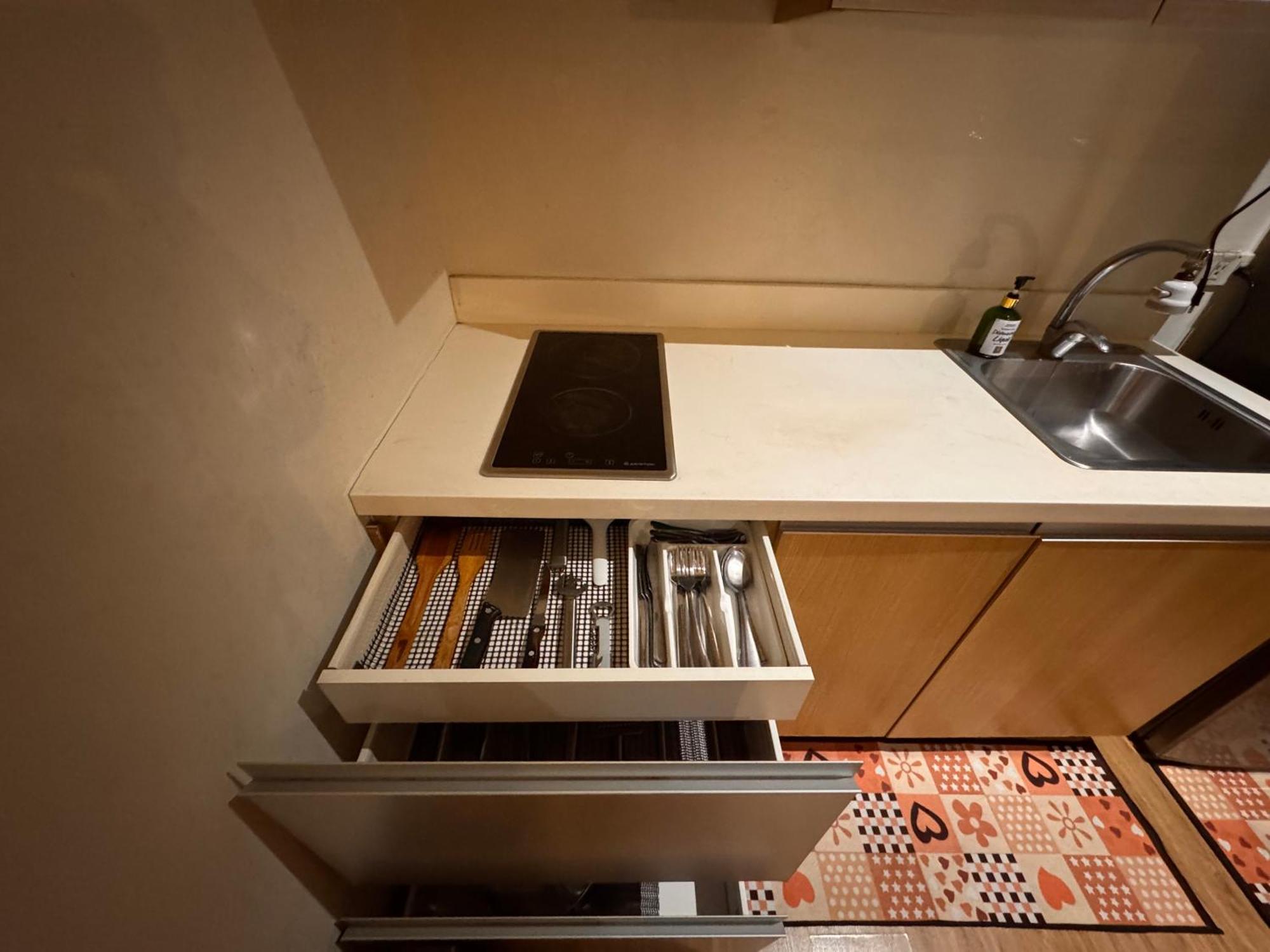Gramercy Residences Spacious 1 Bedroom Loft Free Amenities Hotel Manila
