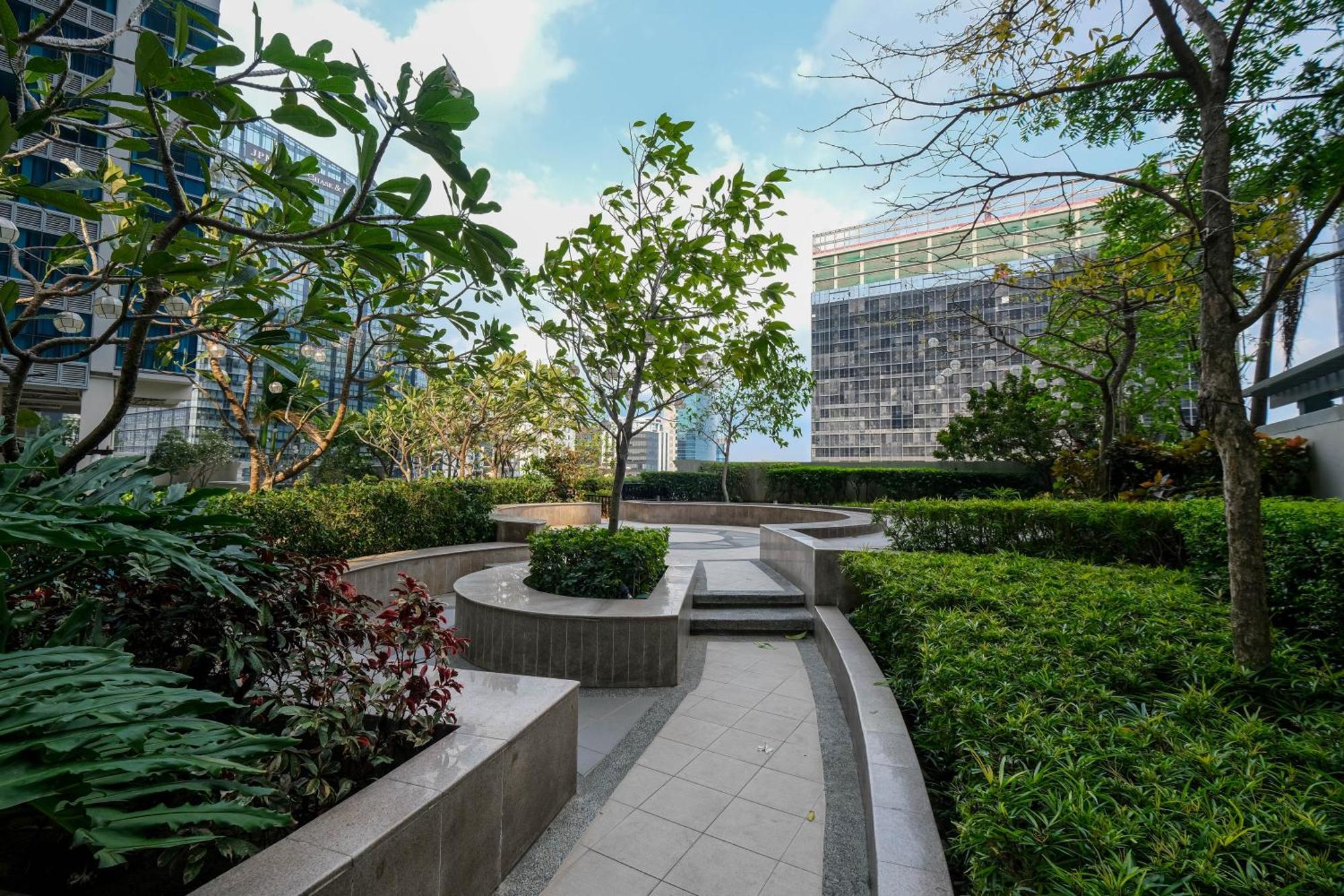 Aparthotel Bgc One Uptown 2bedroom With Balcony And 1 Free Parking