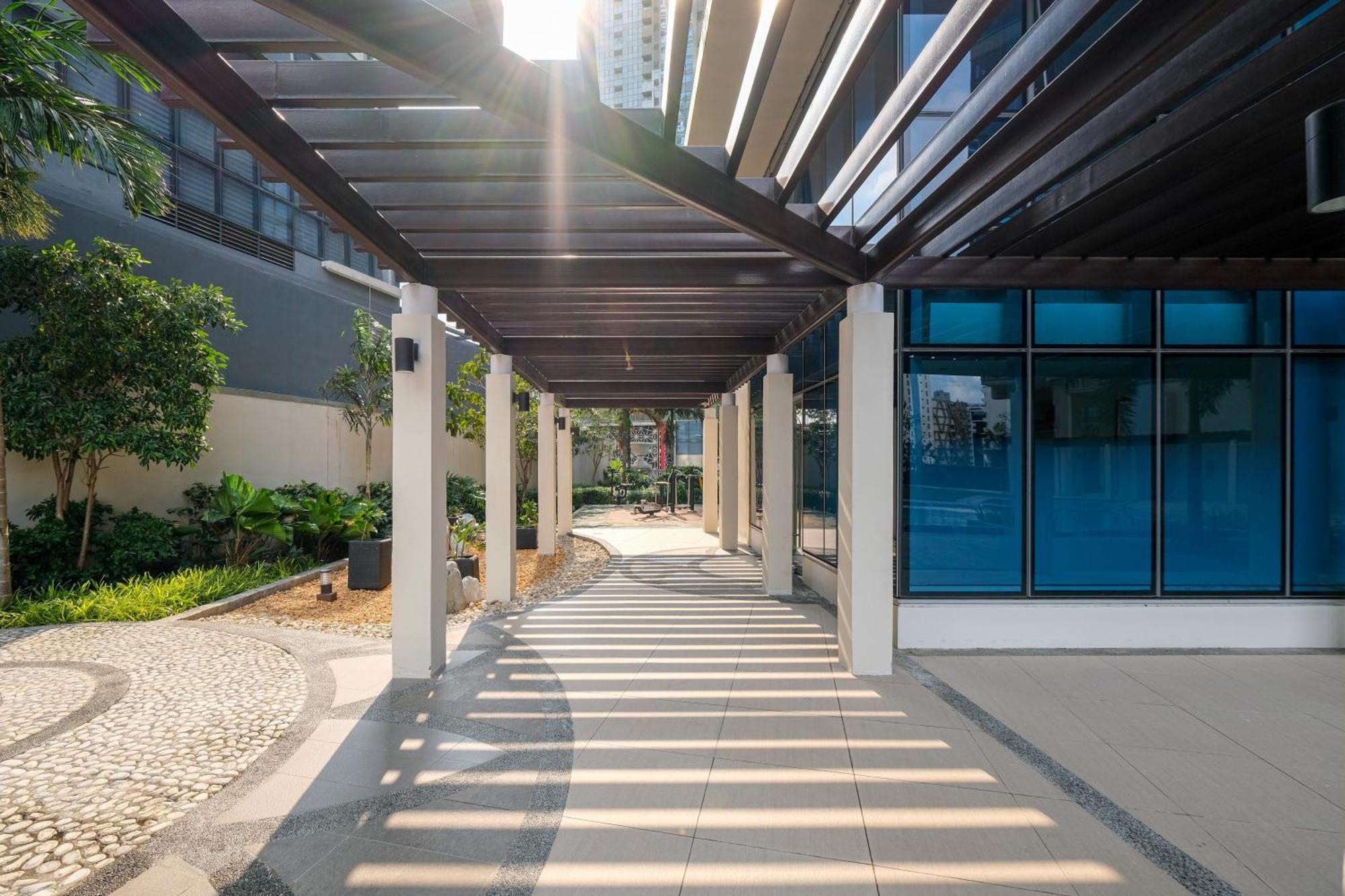Bgc One Uptown 2bedroom With Balcony And 1 Free Parking *