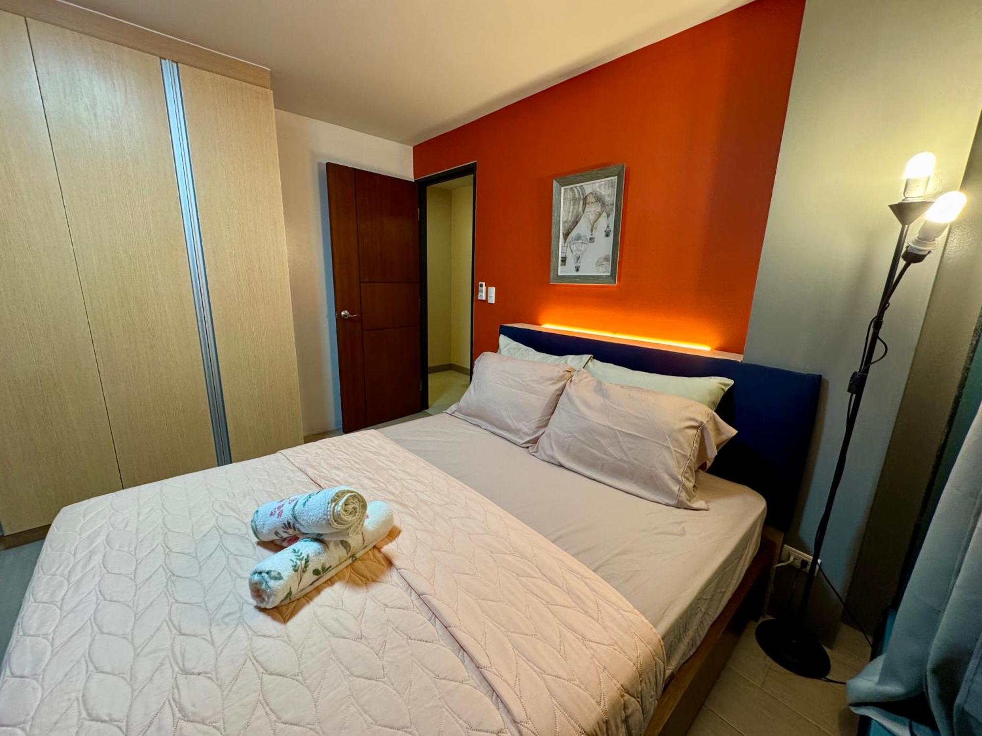 Aparthotel Bgc One Uptown 2bedroom With Balcony And 1 Free Parking