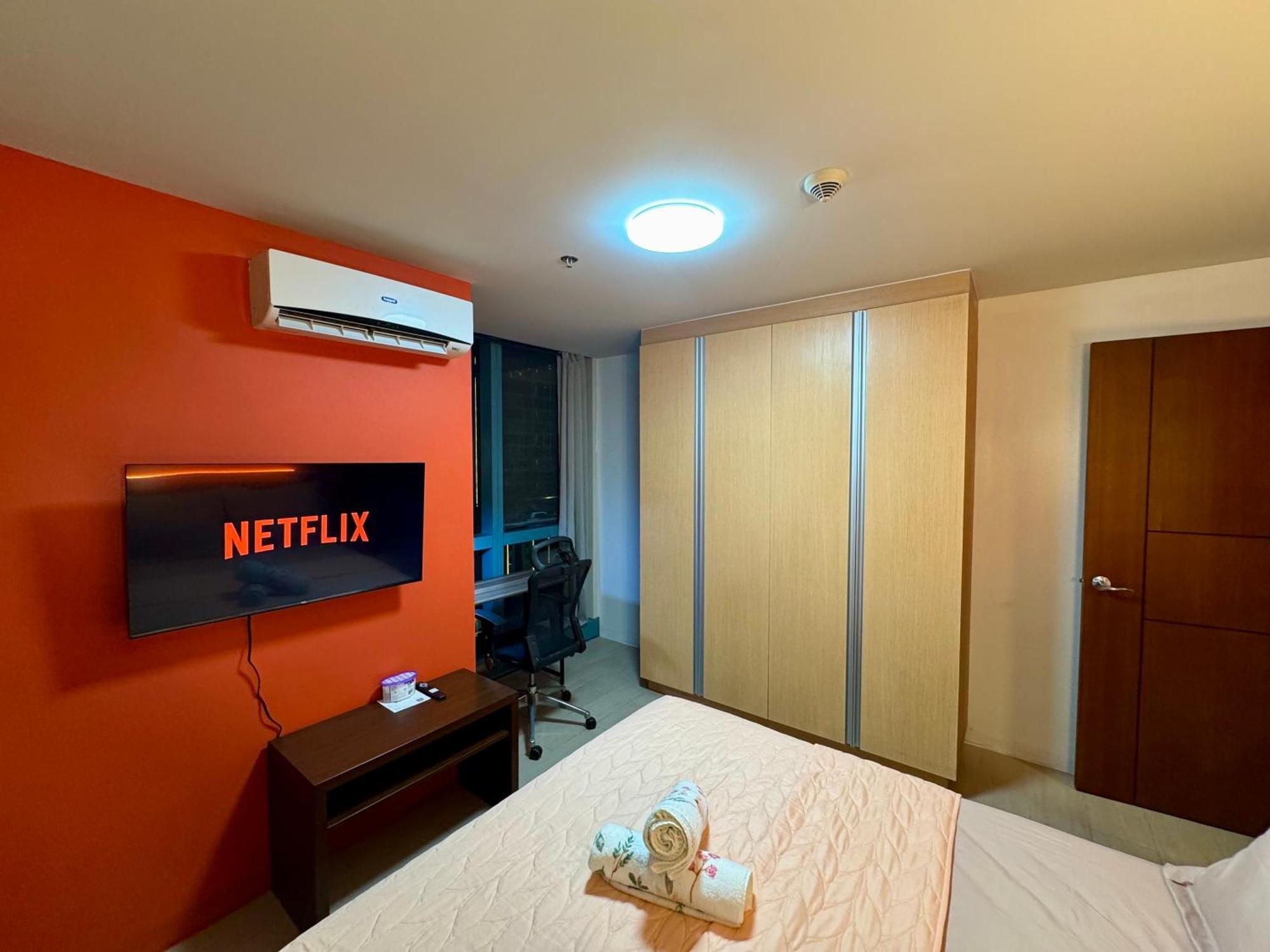 Aparthotel Bgc One Uptown 2bedroom With Balcony And 1 Free Parking