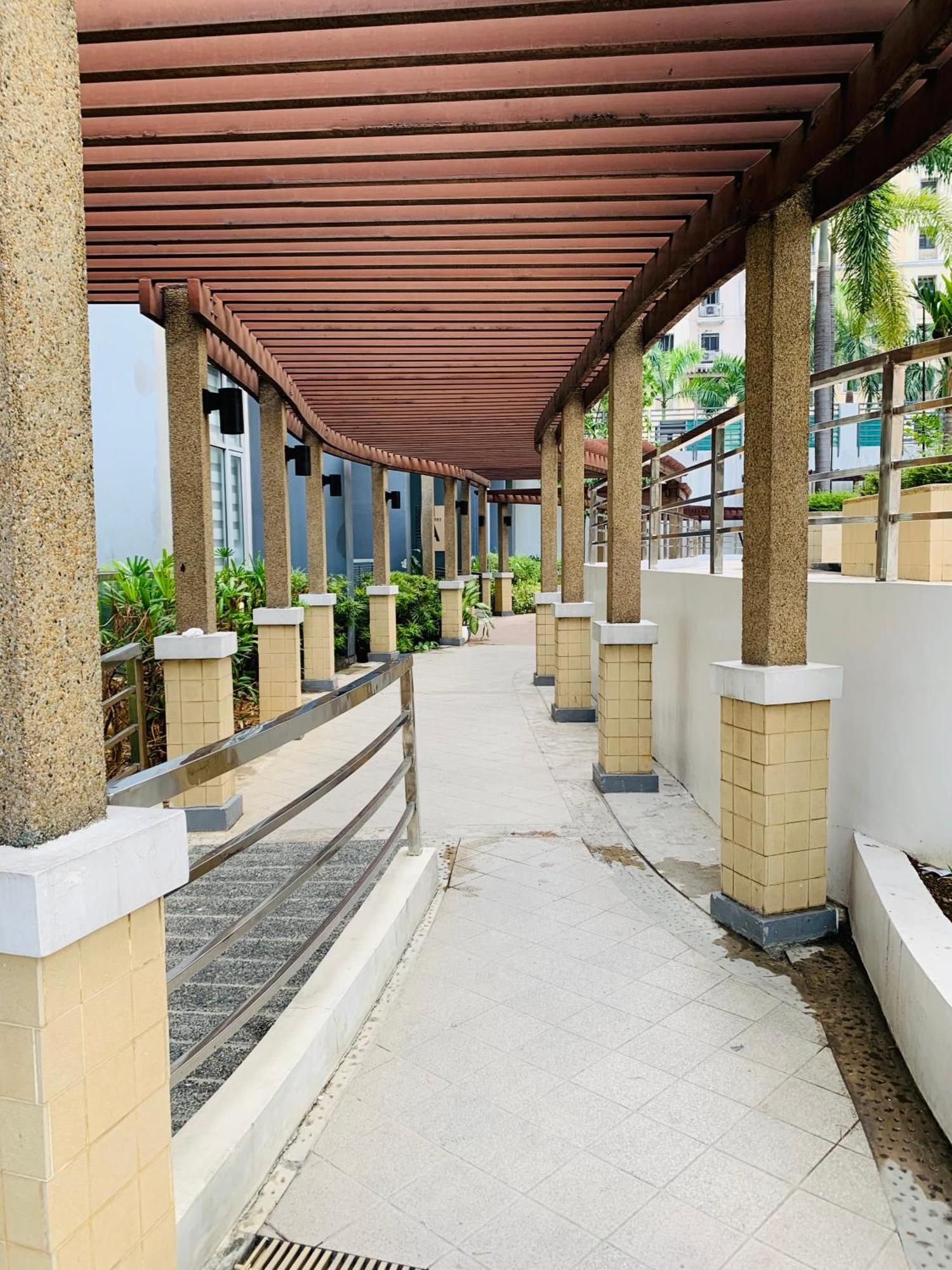 One Palm Tree - 10a With Balcony - Across Terminal 3 Airport Apartment