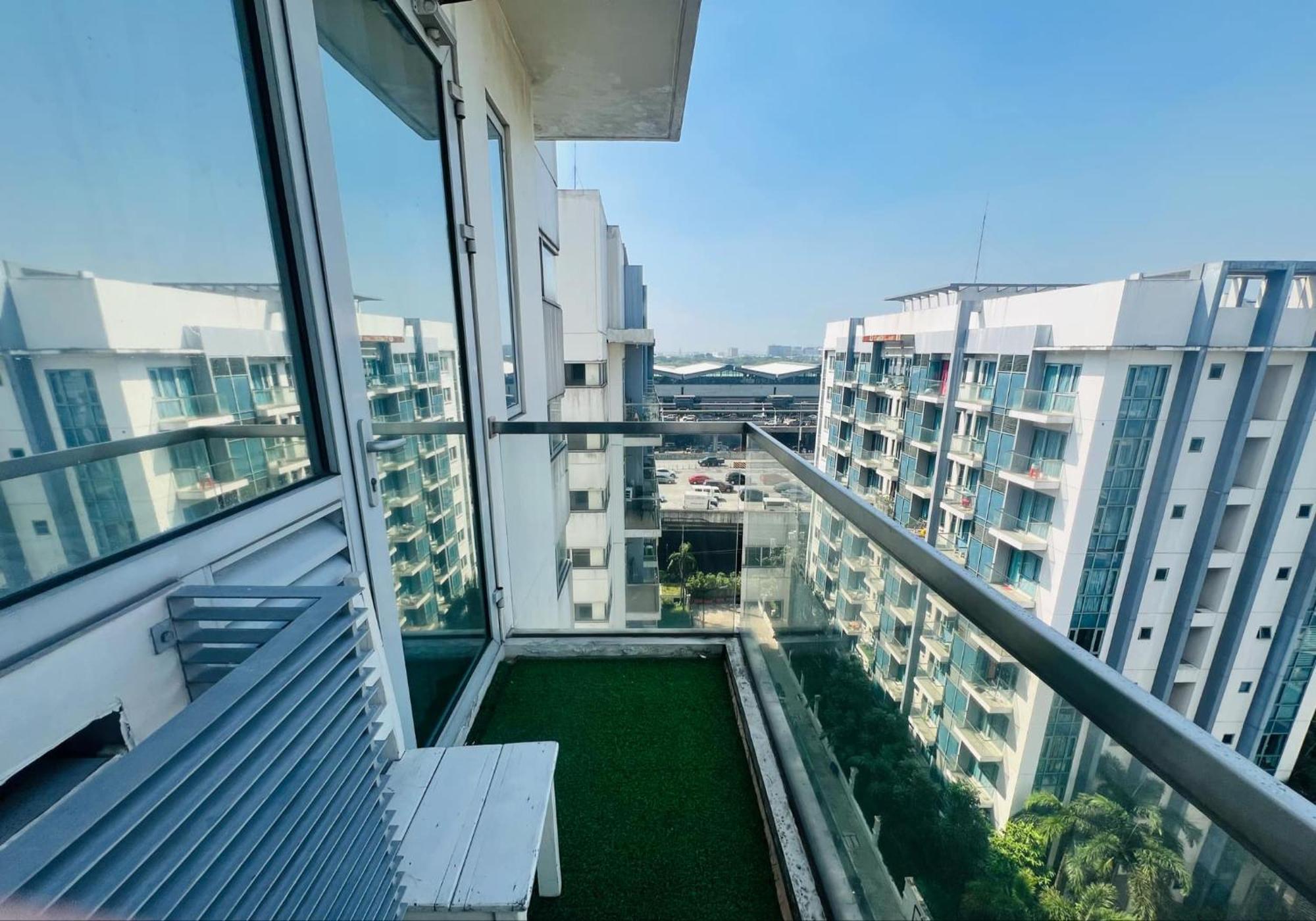 Apartment One Palm Tree - 10a With Balcony - Across Terminal 3 Airport Manila