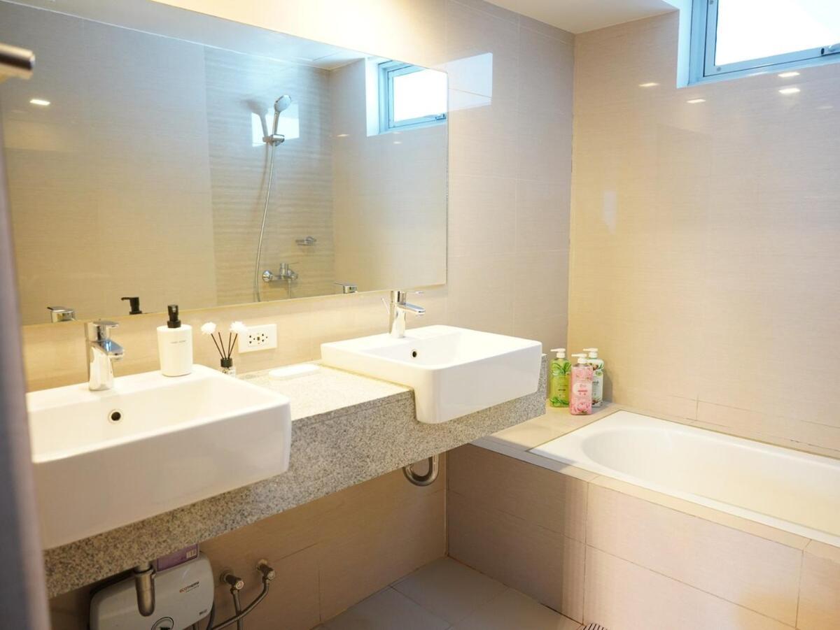 Luxury 2-bedroom At Bgc Uptown Manila