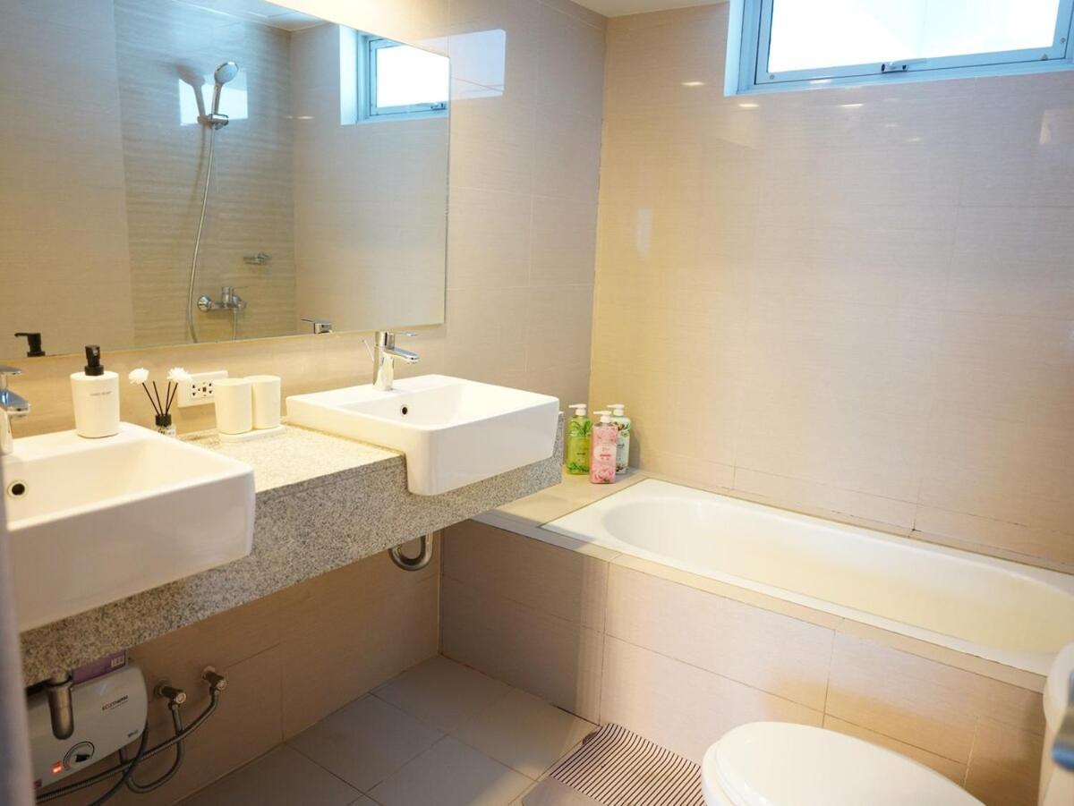 Luxury 2-bedroom At Bgc Uptown Apartment