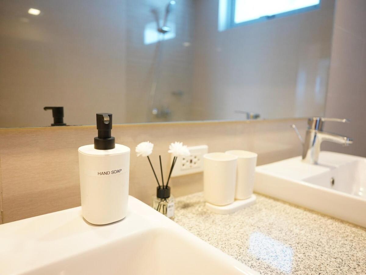 Luxury 2-bedroom At Bgc Uptown Apartment