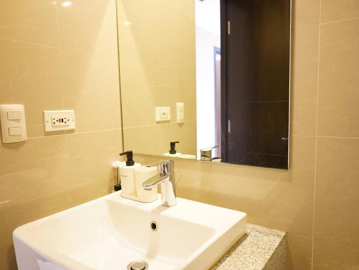 Luxury 2-bedroom At Bgc Uptown Manila