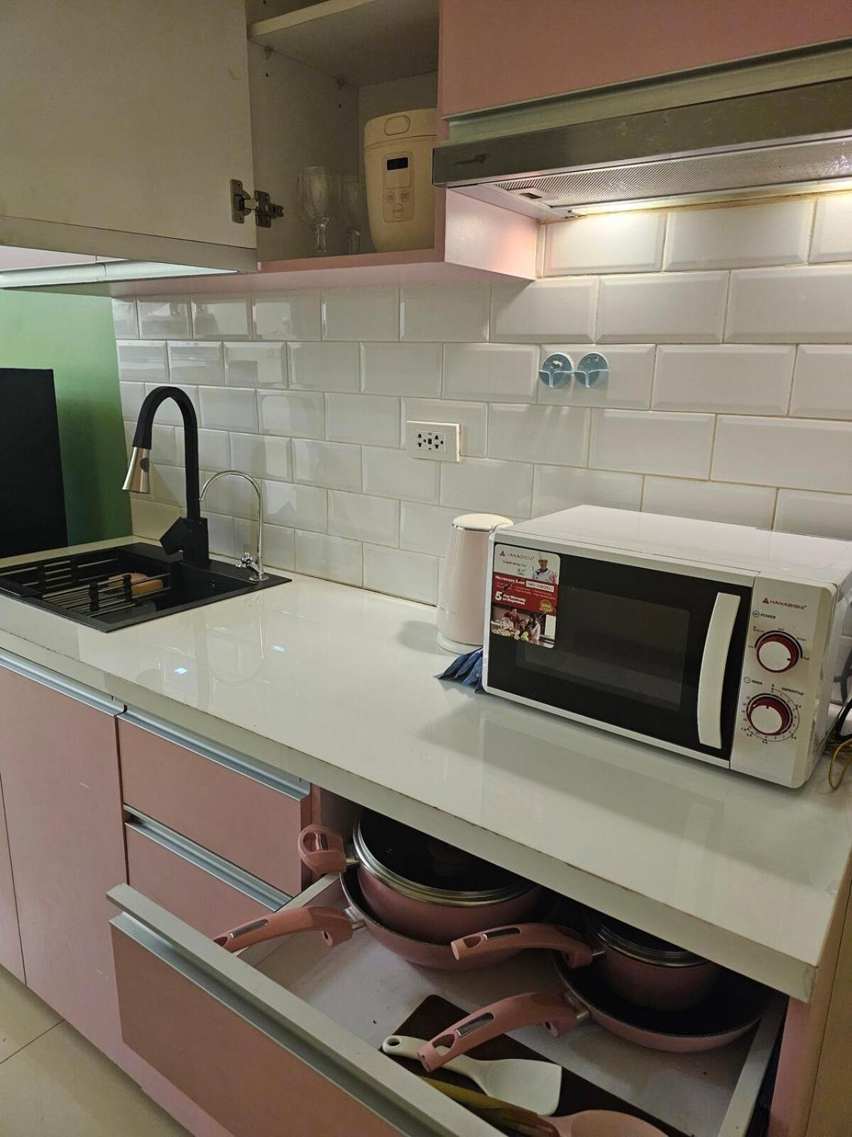 Pet Friendly In Timog With Balcony View * Manila