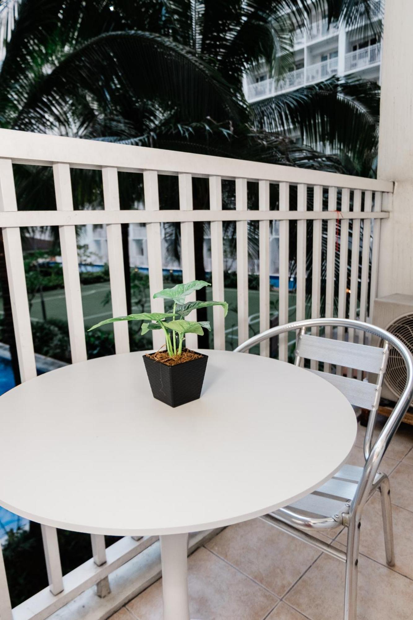 Aparthotel Staycation Near Moa Manila