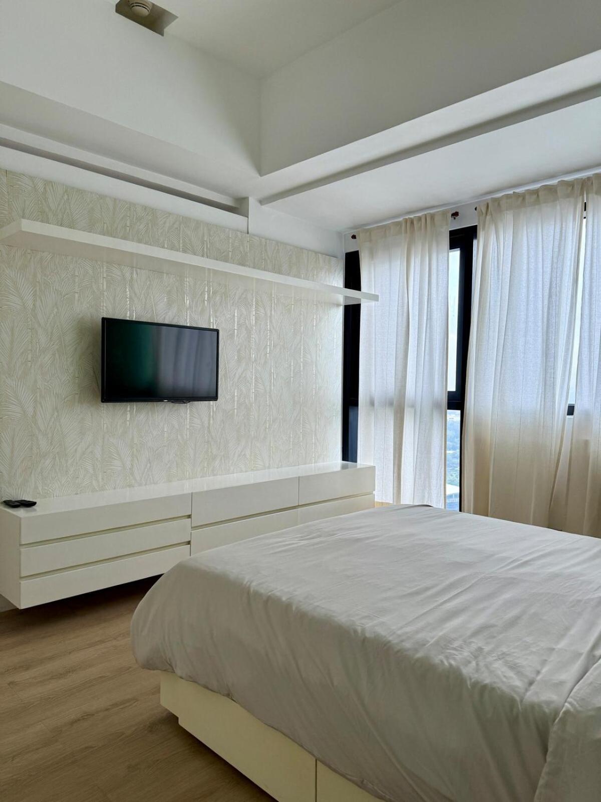 Roughly 30 Mins From Naia With View Of Greenhills Apartment