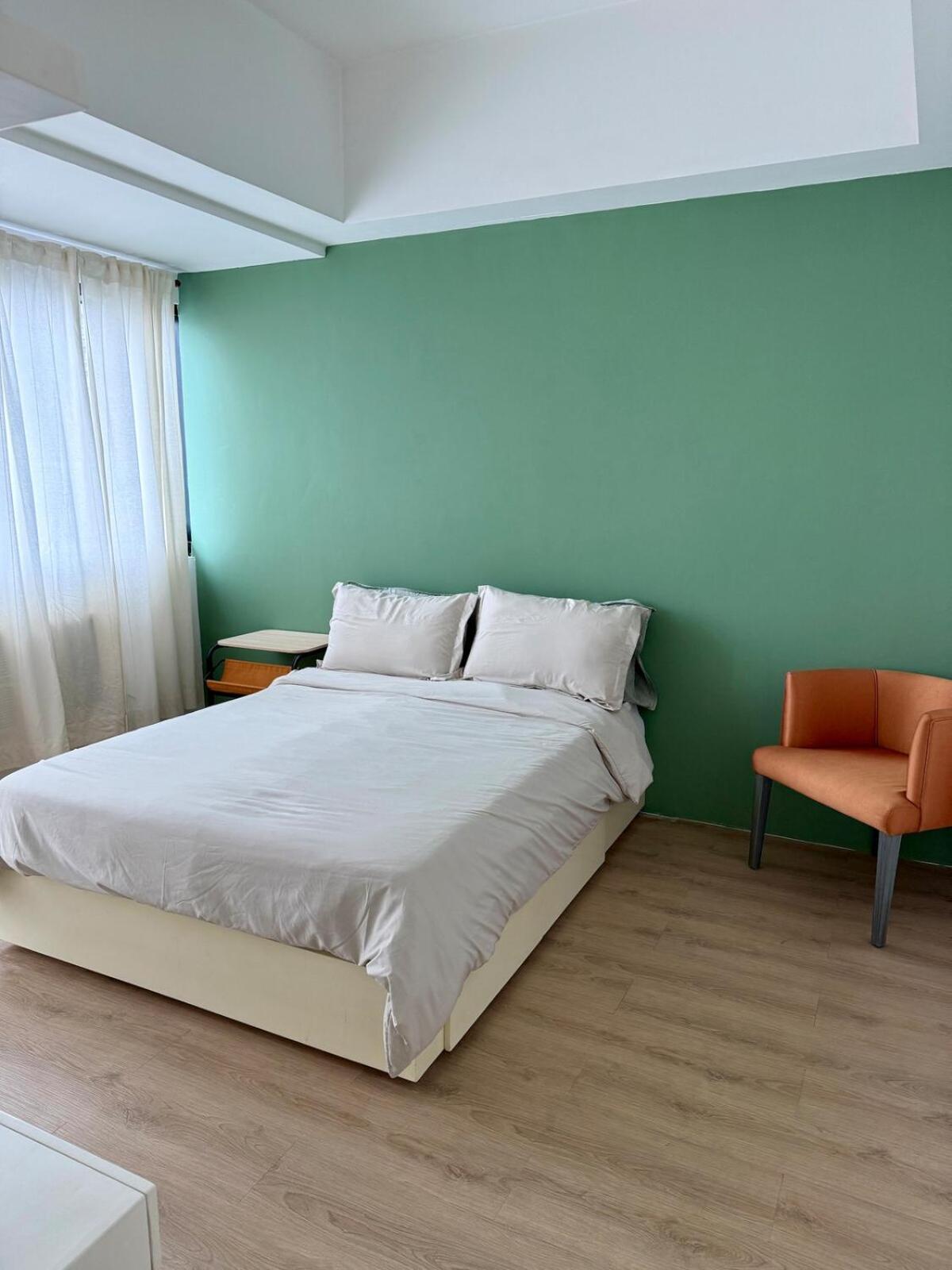 Roughly 30 Mins From Naia With View Of Greenhills Apartment *