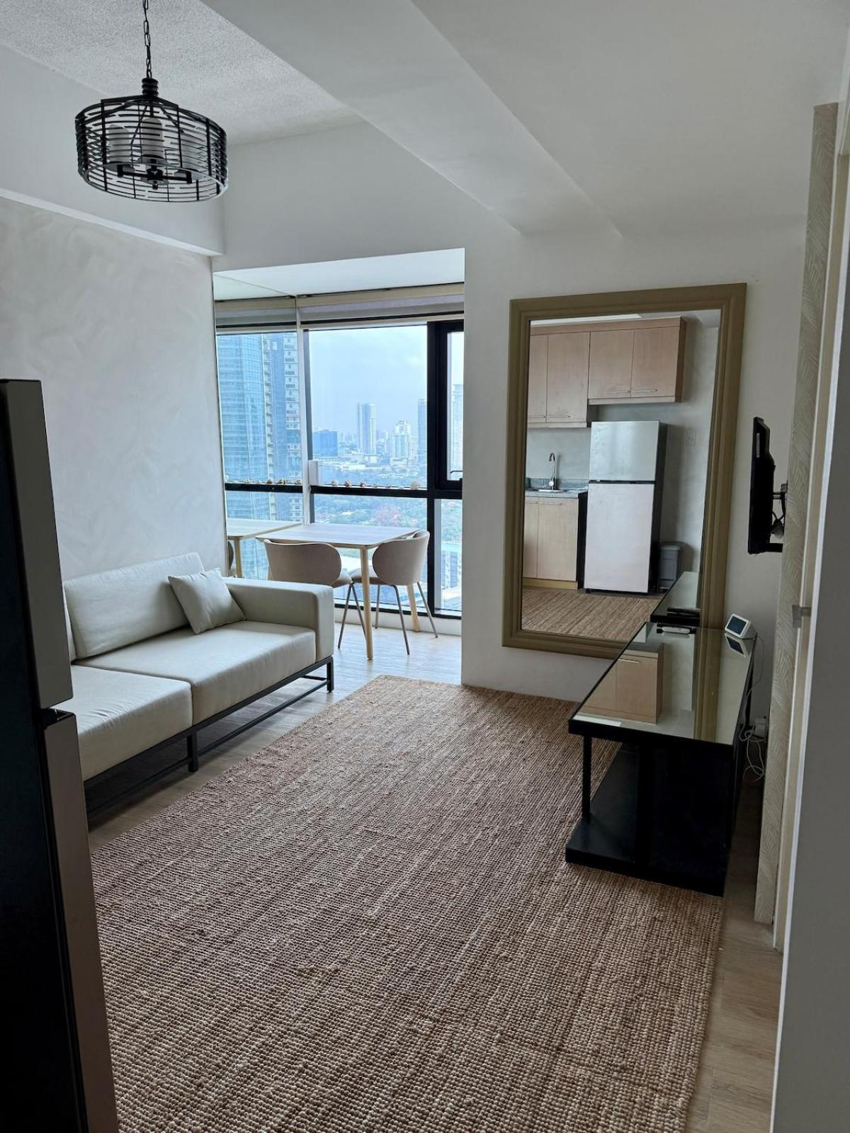 Roughly 30 Mins From Naia With View Of Greenhills Apartment *