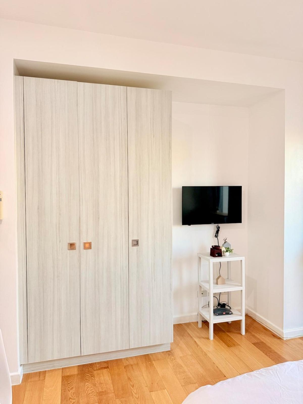 Apartment Unit Staycation Near Rockwell Mandaluyong Free Pool Access Manila