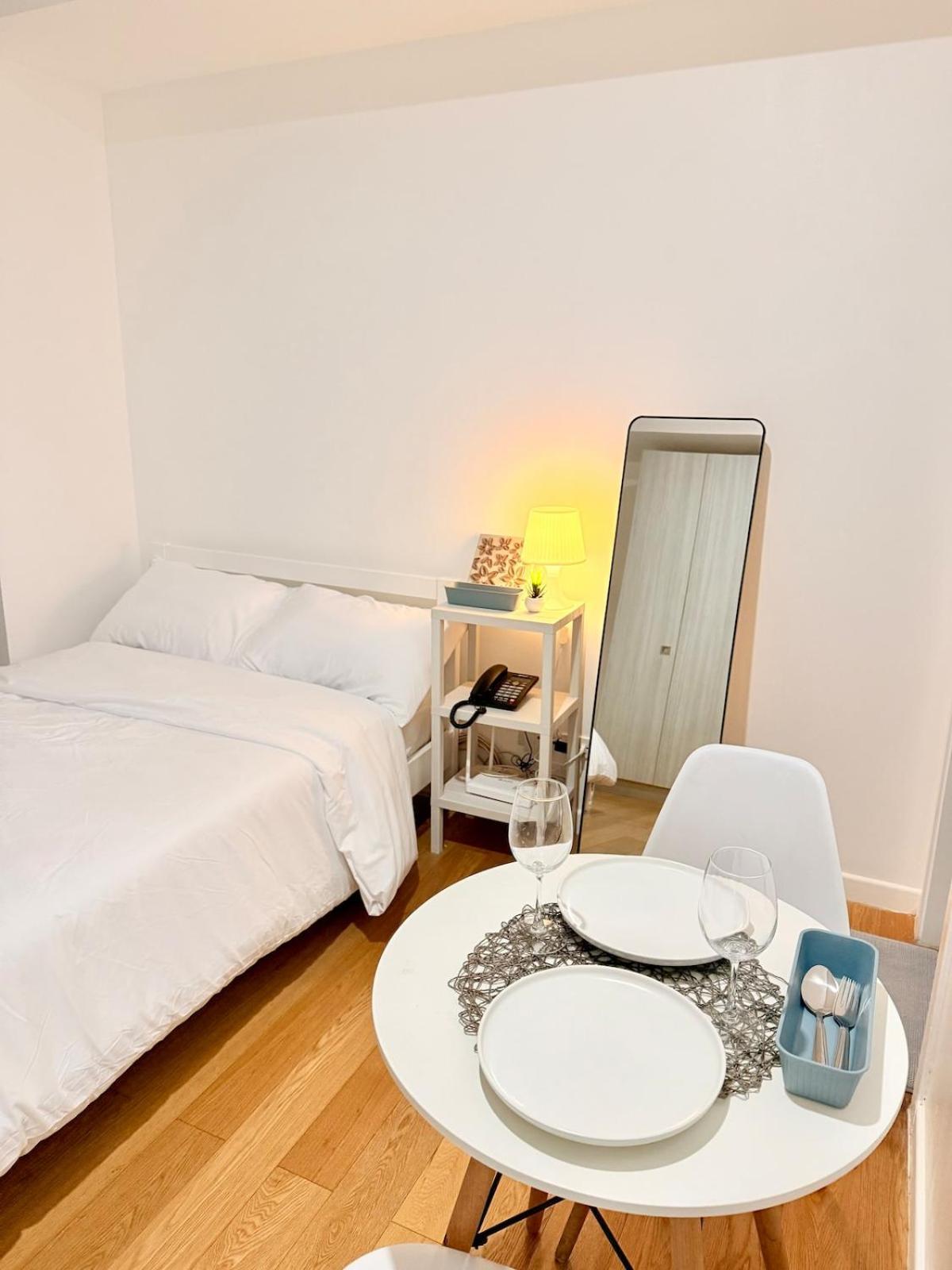 Apartment Unit Staycation Near Rockwell Mandaluyong Free Pool Access Manila