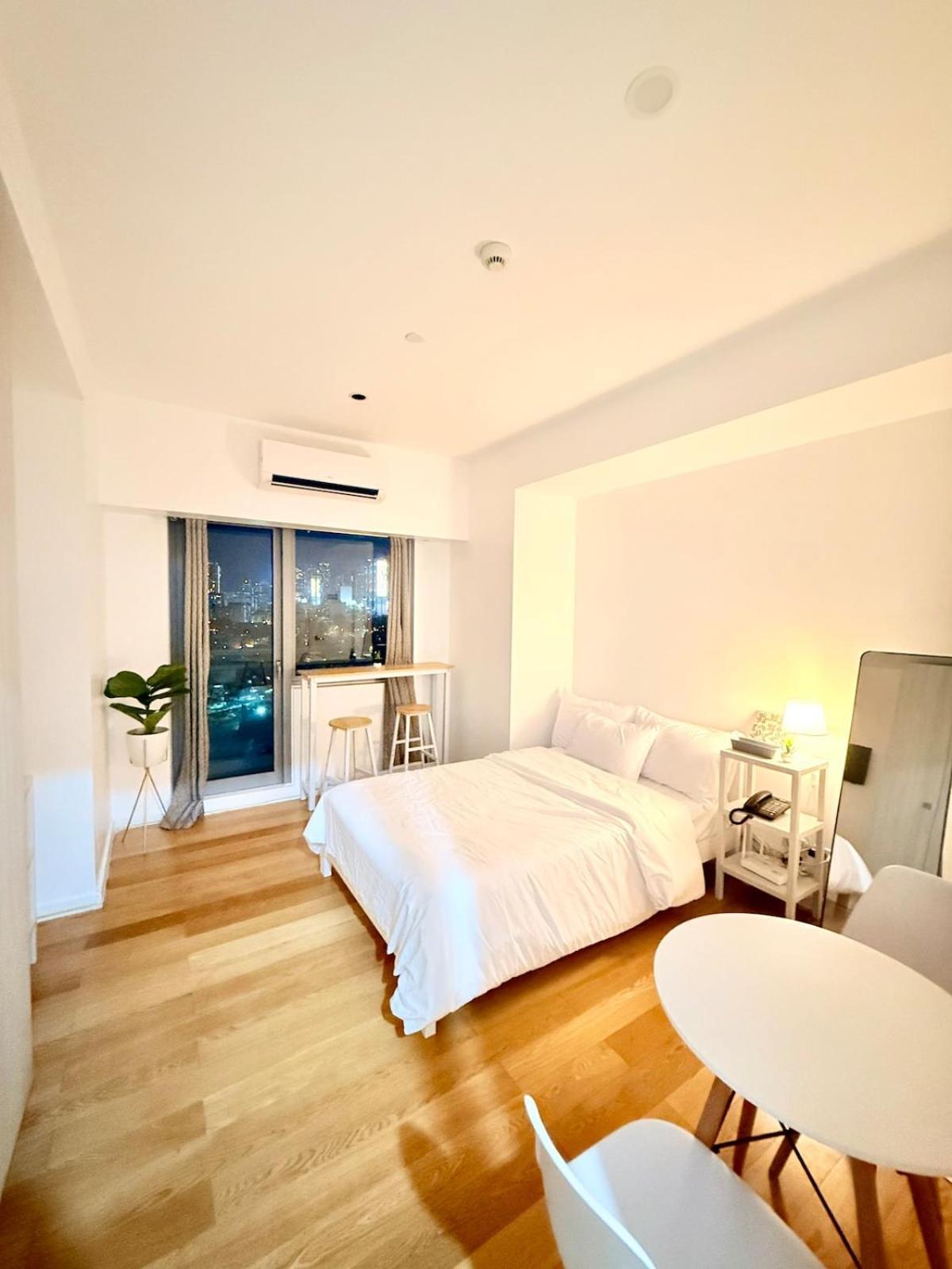 Unit Staycation Near Rockwell Mandaluyong Free Pool Access * Manila