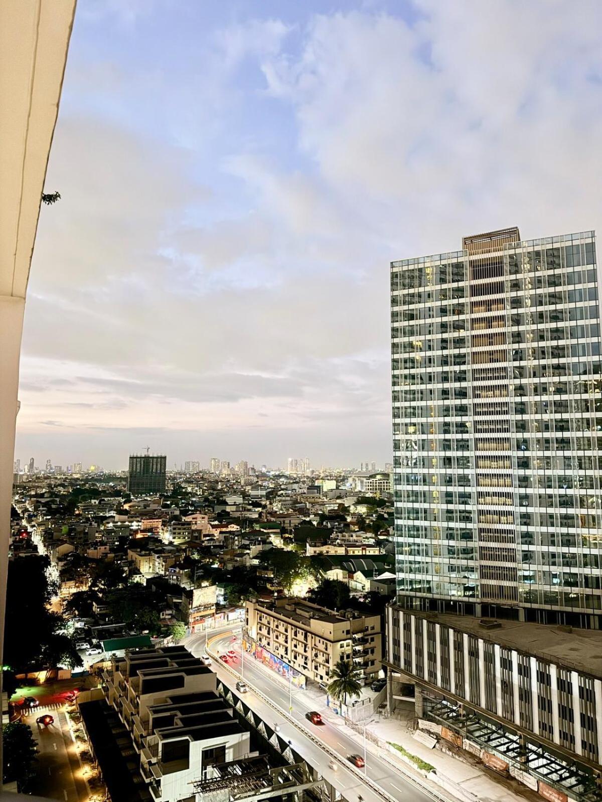 Apartment Unit Staycation Near Rockwell Mandaluyong Free Pool Access