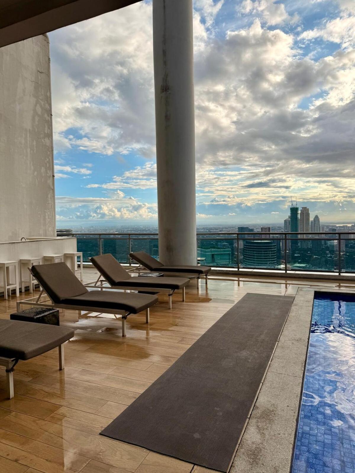 Apartment Unit Staycation Near Rockwell Mandaluyong Free Pool Access *