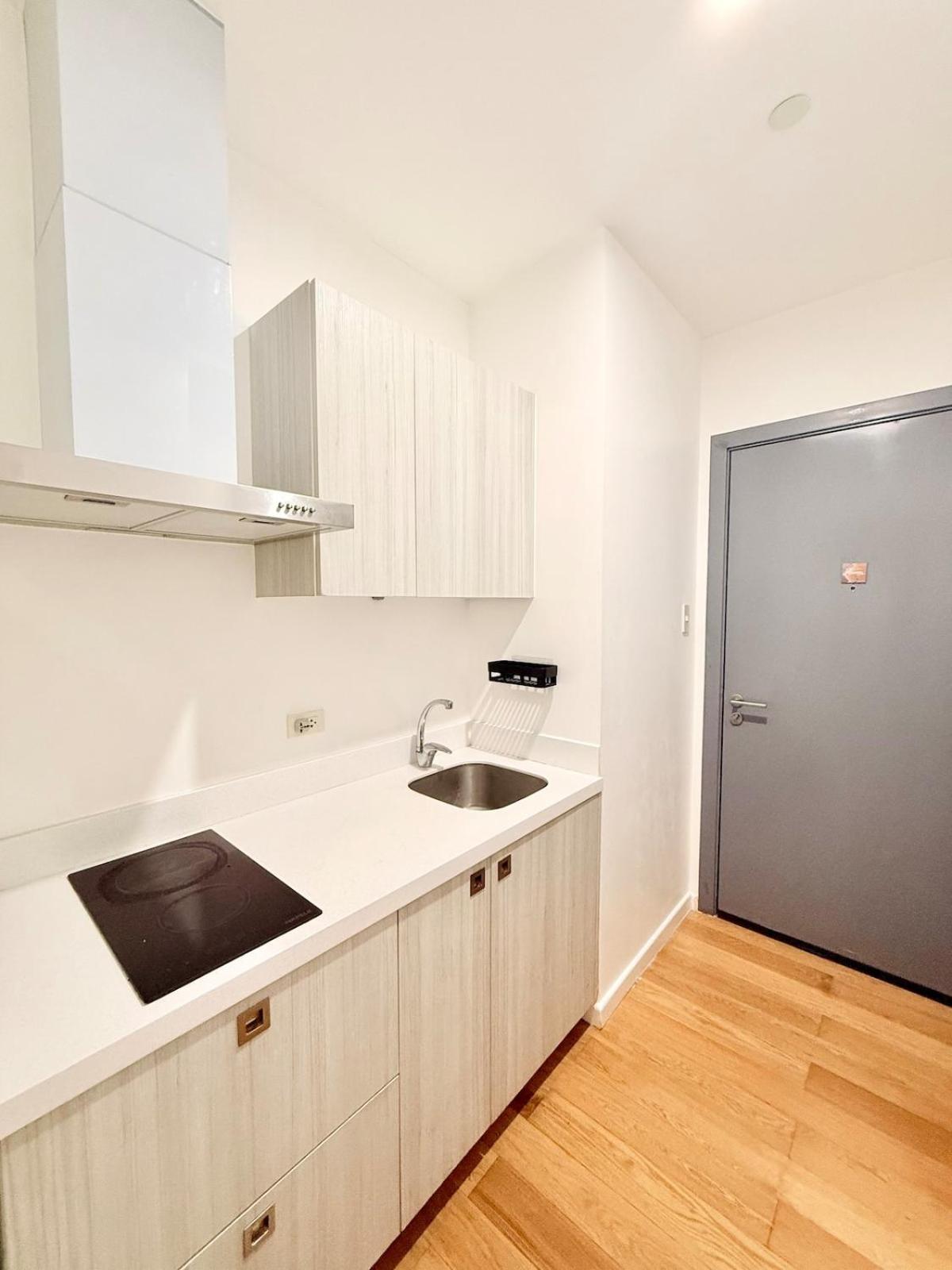 Unit Staycation Near Rockwell Mandaluyong Free Pool Access * Manila