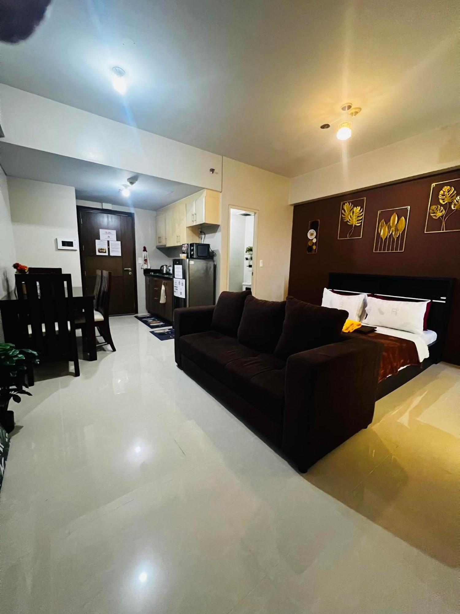 One Palm Tree - 10a With Balcony - Across Terminal 3 Airport Apartment Manila
