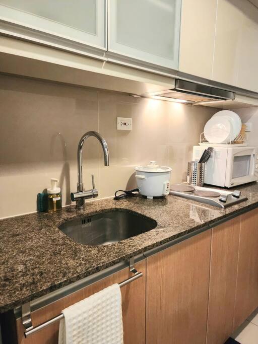 Cozy Comfy 1br W/ Mall Access Netflix Fast Wi-fi Manila
