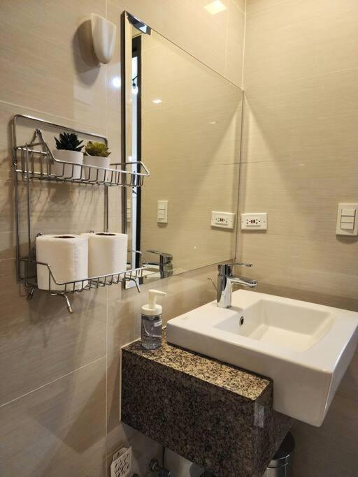 Cozy Comfy 1br W/ Mall Access Netflix Fast Wi-fi Apartment
