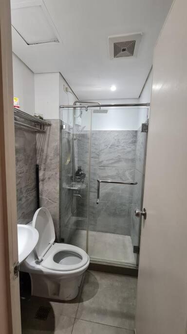 Affordable In Makati W/ Wi-fi, Netflix, Pool *