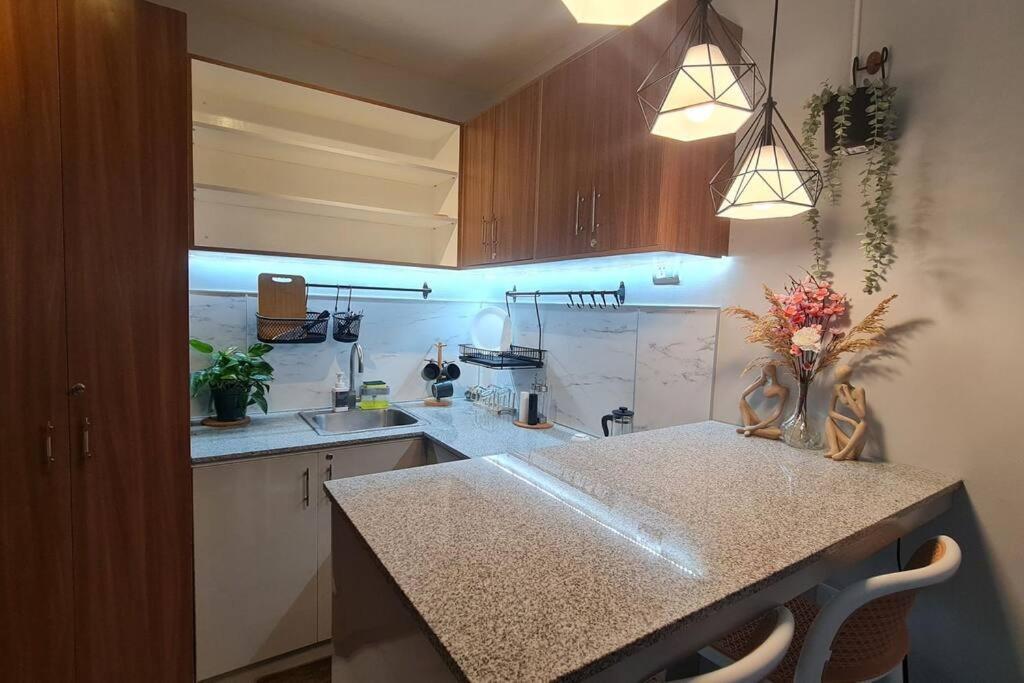 Affordable In Makati W/ Wi-fi, Netflix, Pool * Manila
