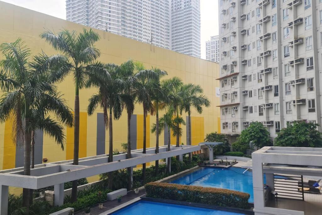 Affordable In Makati W/ Wi-fi, Netflix, Pool *