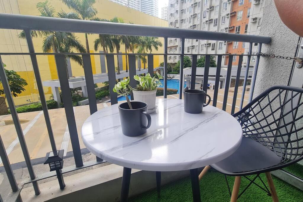 Affordable In Makati W/ Wi-fi, Netflix, Pool Manila
