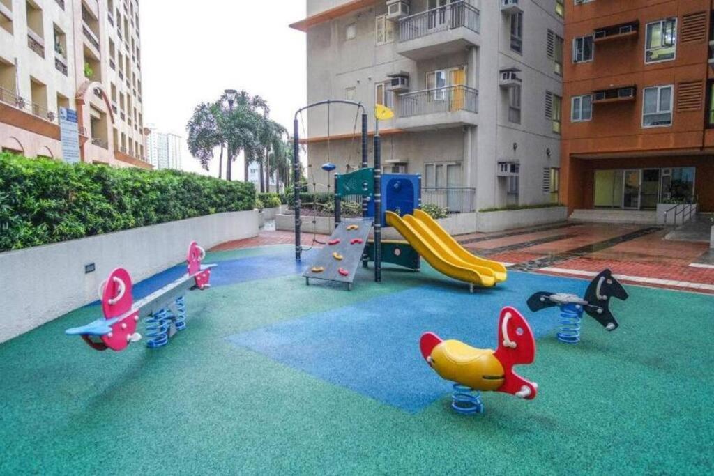 Affordable In Makati W/ Wi-fi, Netflix, Pool * Manila