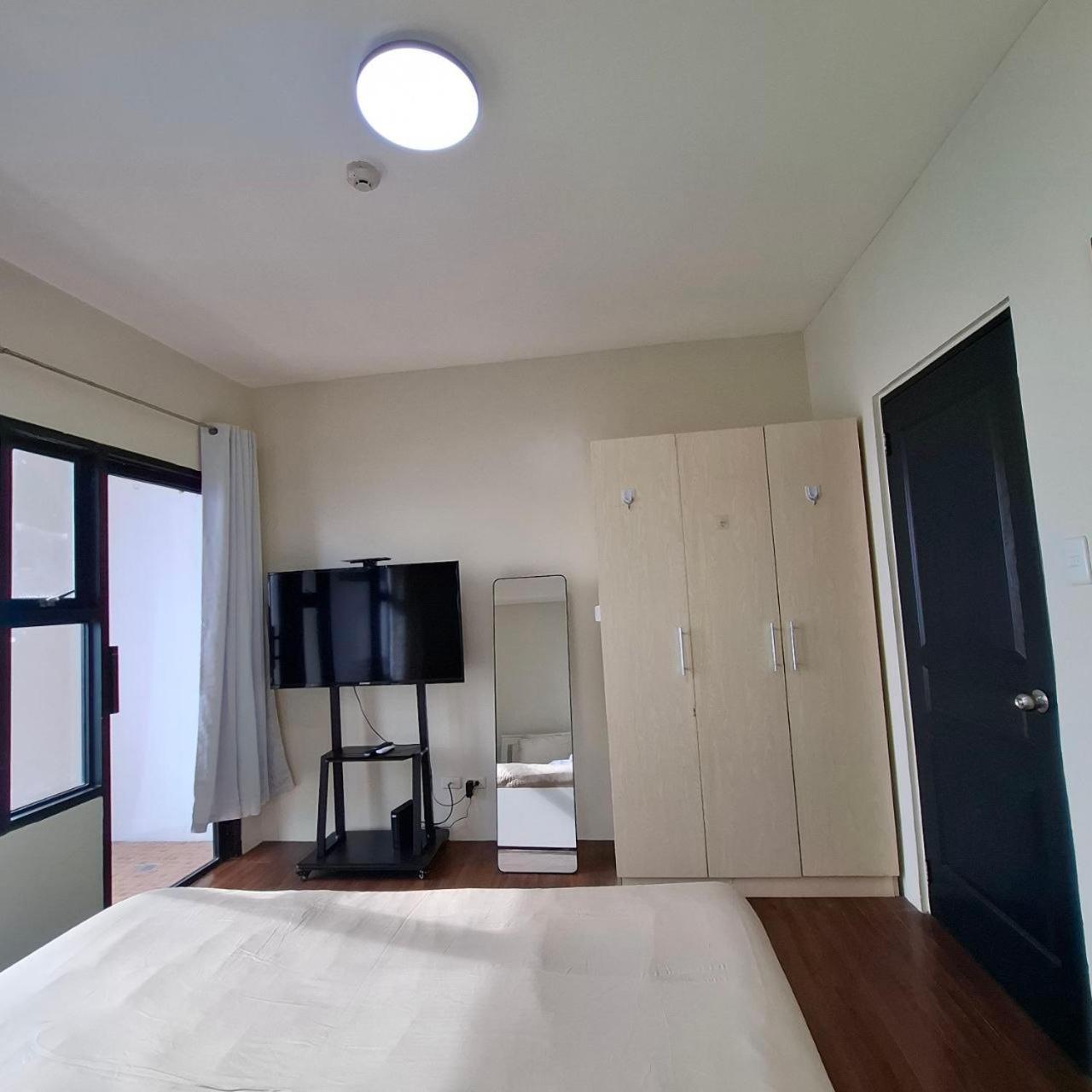 Apartment Bayview Luxury Condos: Poolside Balcony Retreats *