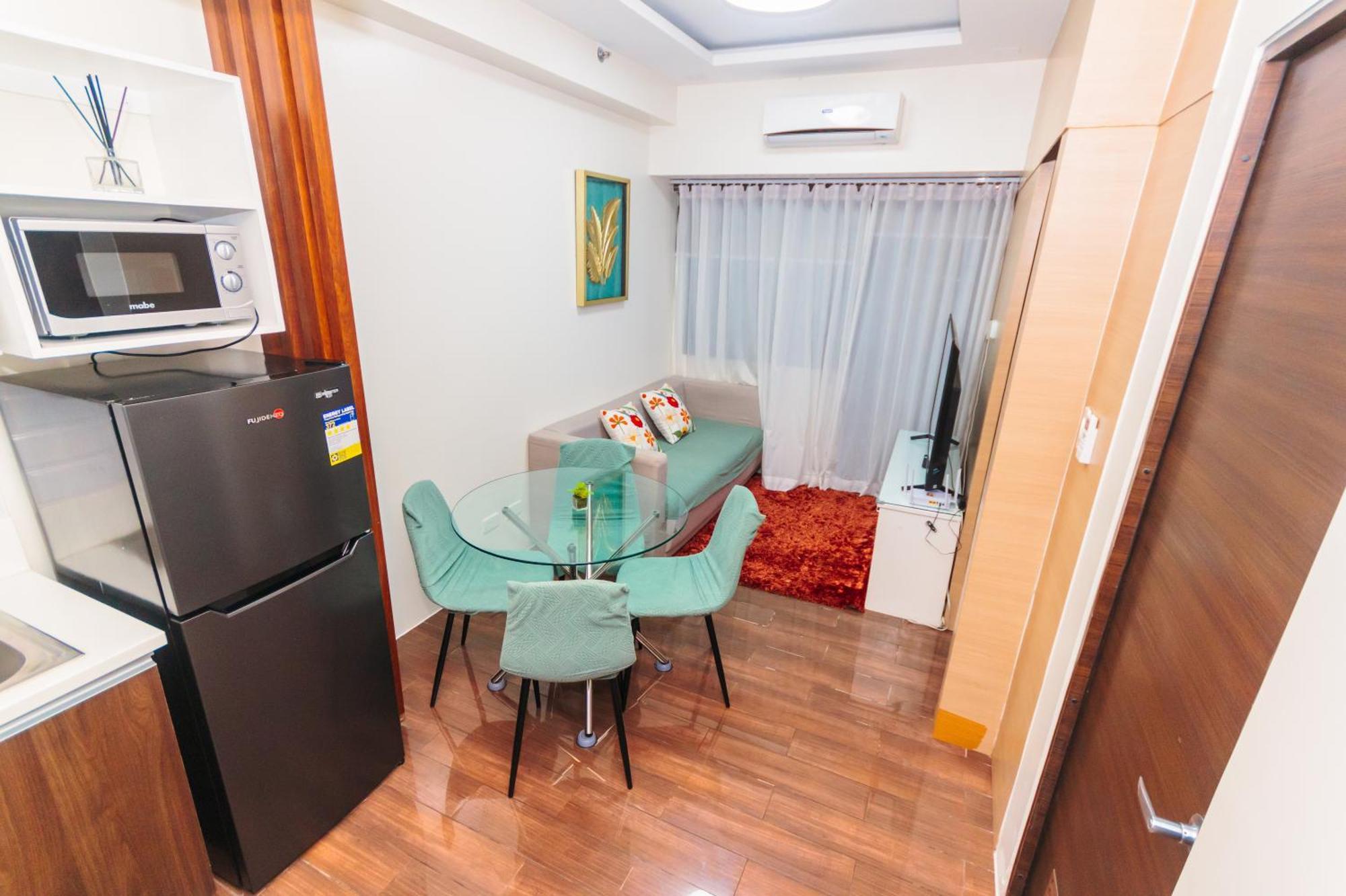 Beauty Cindrella Makati Penthouse 3 Bedroom Apartment Manila