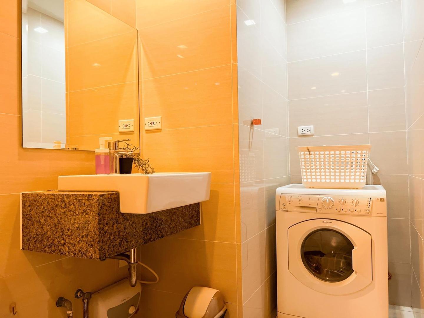 Prime 1br Infront Grand Hyatt Bgc #oursw20d1 Manila