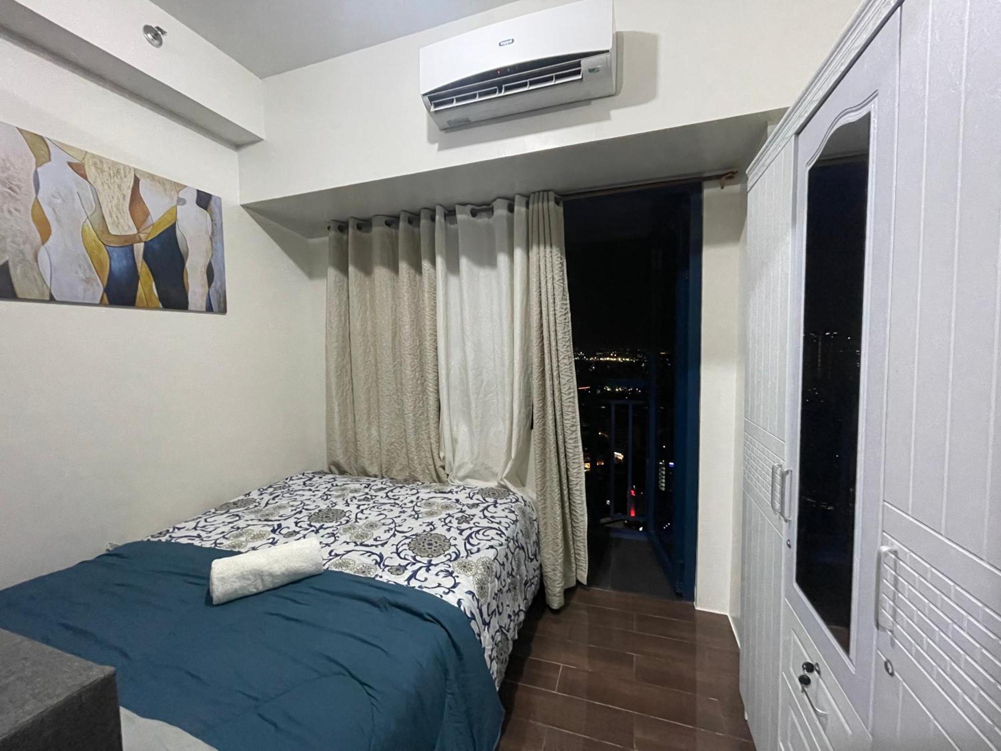 1 Bedroom W Balcony In Air Makati *