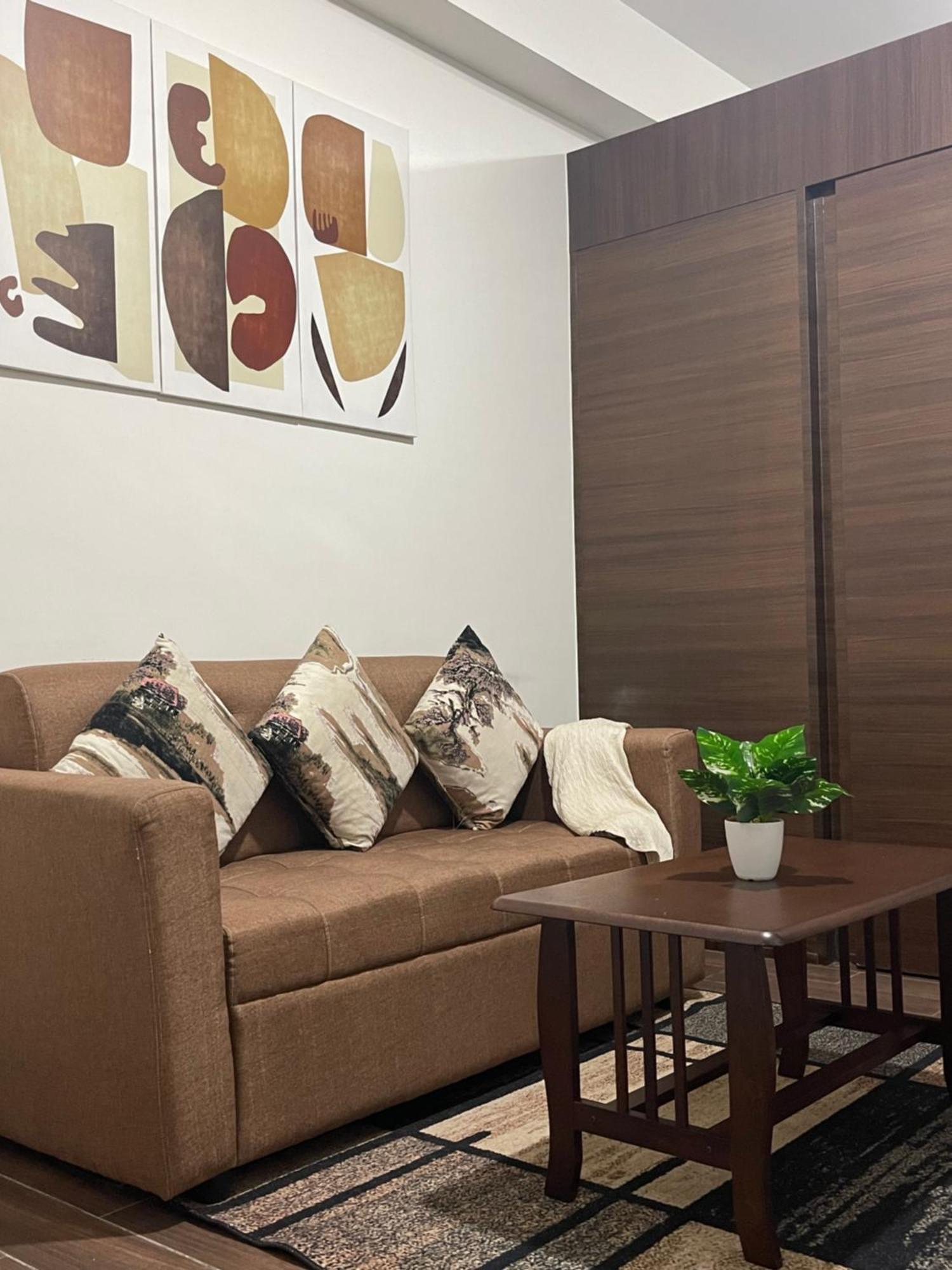 Apartment 1 Bedroom W Balcony In Air Makati *