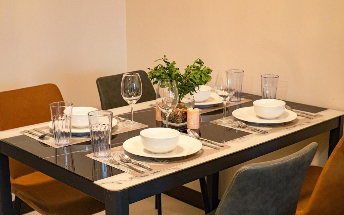 Apartment Cozy 2br In Uptown Bgc With Ps4 And Walking Distance To Malls And Restaurants *