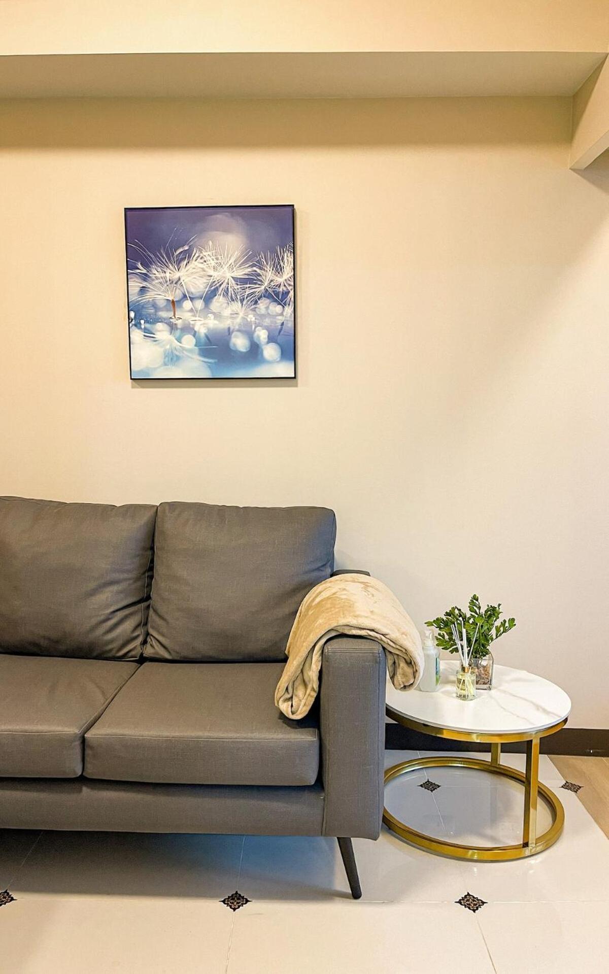 Cozy 2br In Uptown Bgc With Ps4 And Walking Distance To Malls And Restaurants *