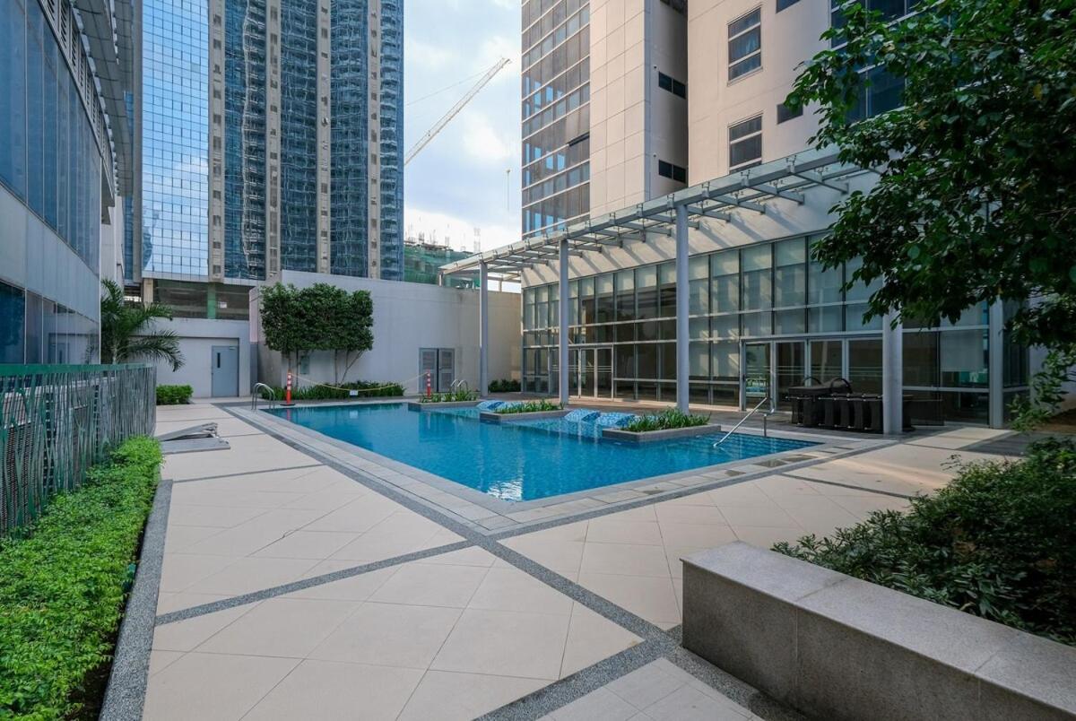 Cozy 2br In Uptown Bgc With Ps4 And Walking Distance To Malls And Restaurants