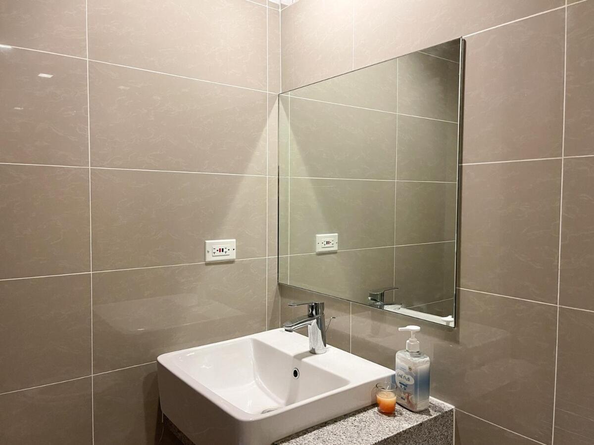 Cozy 2br In Uptown Bgc With Ps4 And Walking Distance To Malls And Restaurants