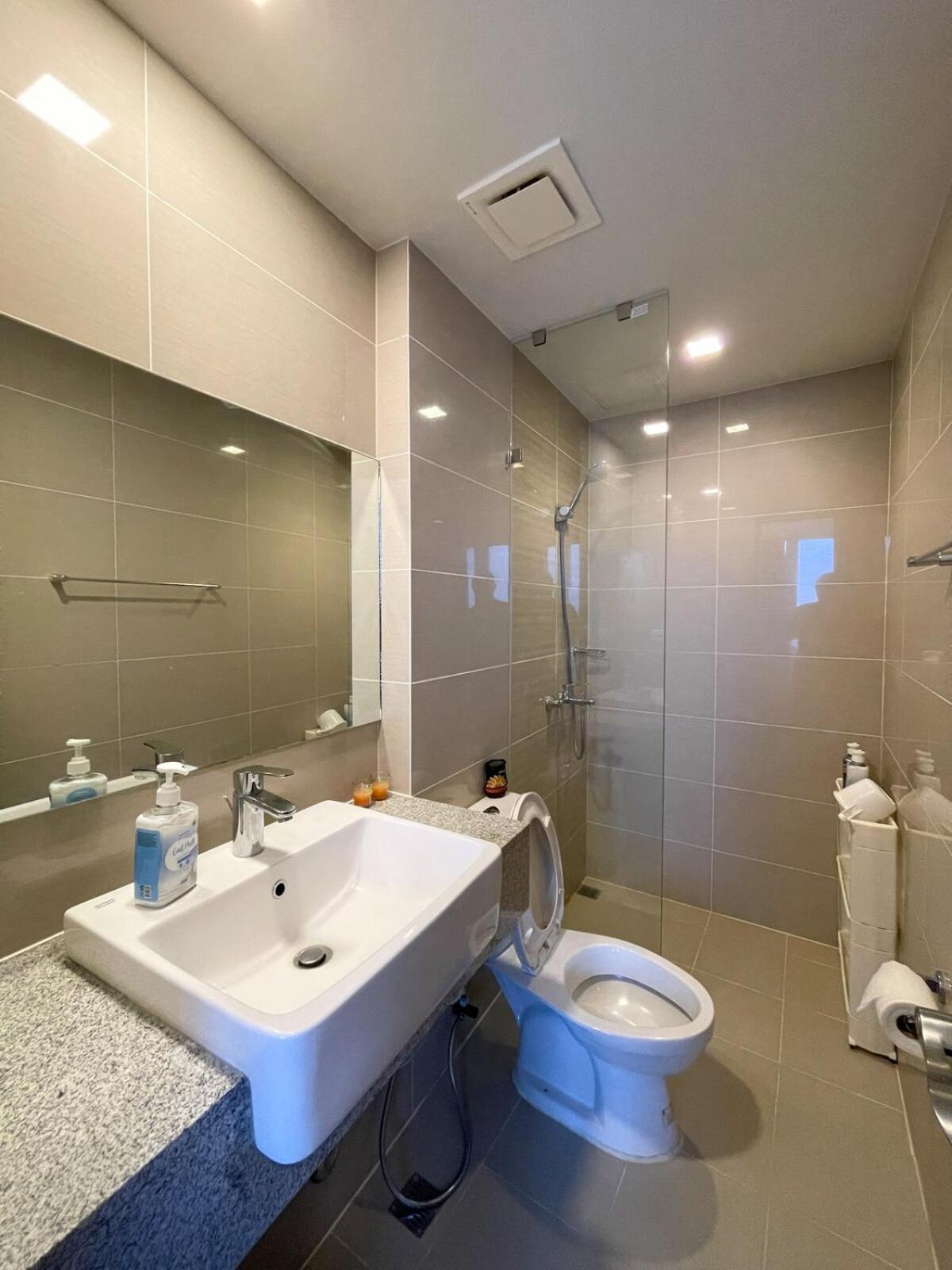 Cozy 2br In Uptown Bgc With Ps4 And Walking Distance To Malls And Restaurants * Manila