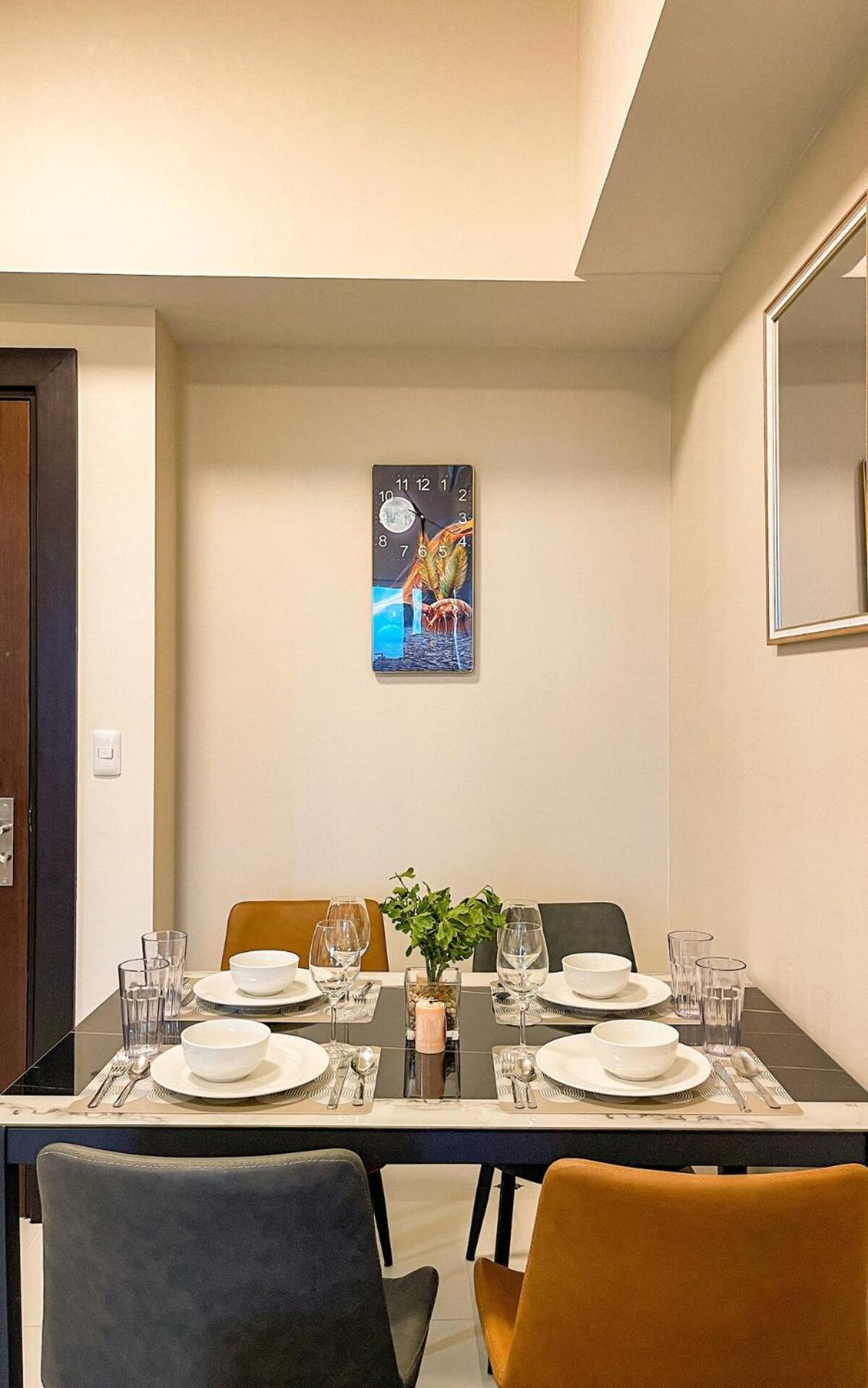 Cozy 2br In Uptown Bgc With Ps4 And Walking Distance To Malls And Restaurants Apartment