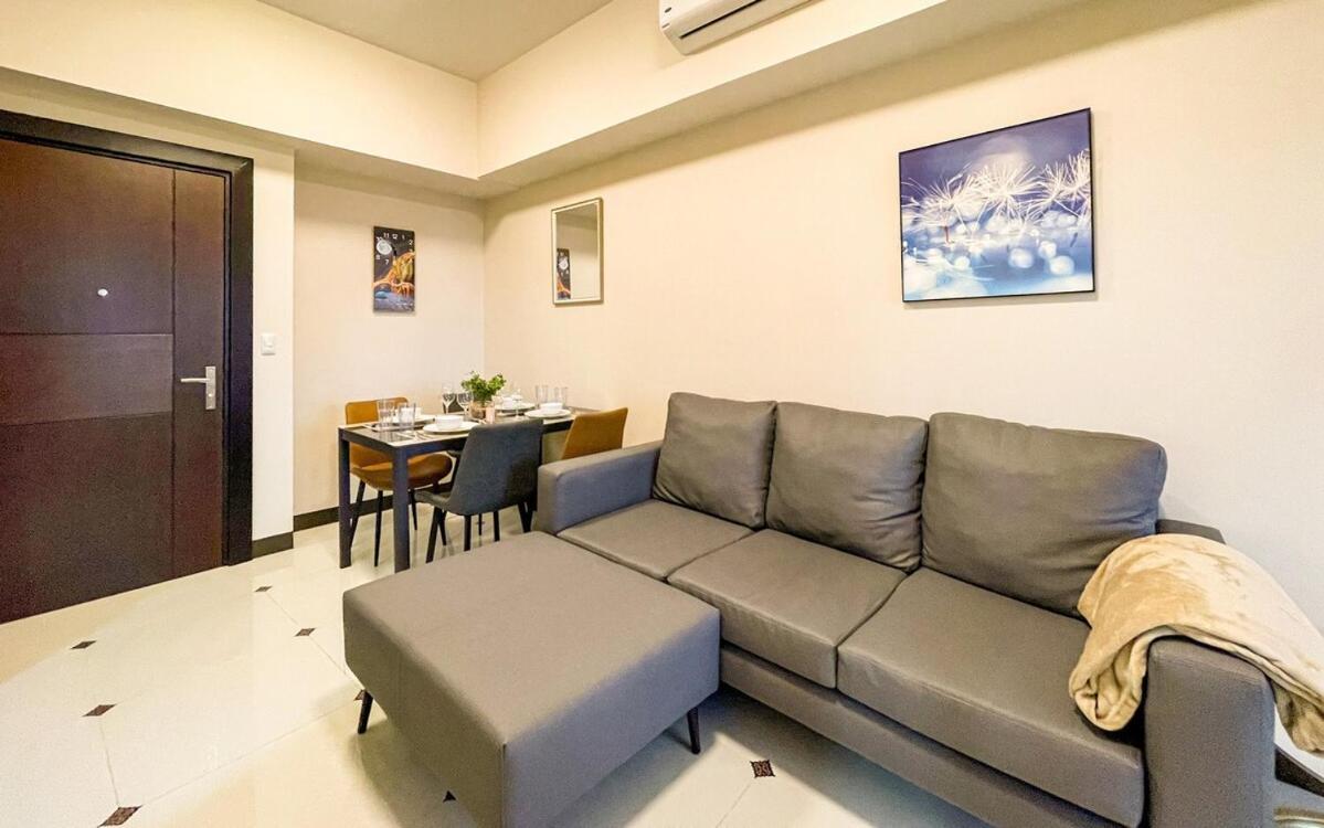 Cozy 2br In Uptown Bgc With Ps4 And Walking Distance To Malls And Restaurants